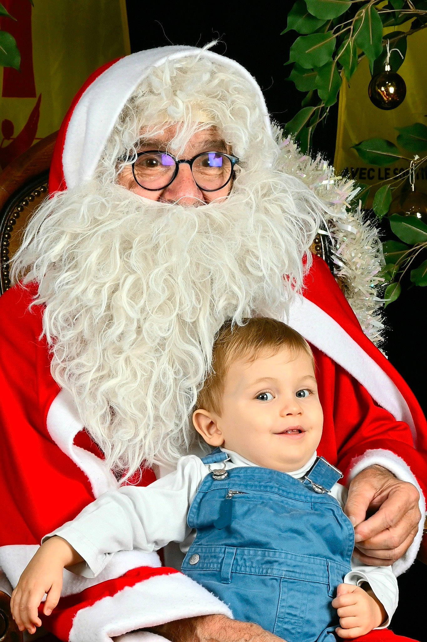 Jean a rejoint le concours — aidez-le/la à gagner de superbes lots ! baby_toddler_clothing, beard, christmas, christmas_eve, comfort, event, facial_hair, fictional_character, fun, green, happy, holiday, human_body, lap, moustache, person, santa_claus, sitting, smile, toddler