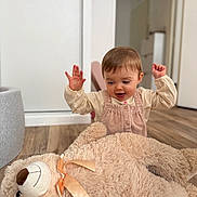 Alba a rejoint le concours — aidez-le/la à gagner de superbes lots ! toddler, child, baby, toy, teddy_bear, stuffed_animal, floor, wooden_floor, indoors, home, romper, corduroy, happy, smiling, raising_hands, cute, plush, ribbon, person, cozy