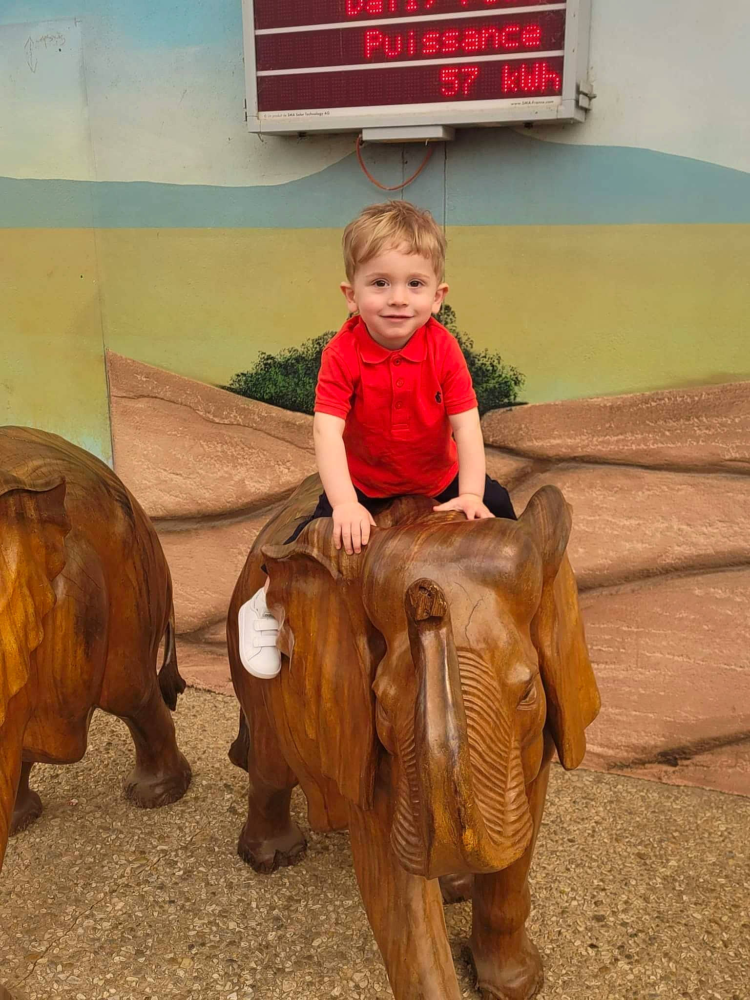 Yoni a rejoint le concours — aidez-le/la à gagner de superbes lots ! art, bovine, child, elephants_and_mammoths, flooring, fun, joy, landscape, livestock, ox, pack_animal, person, recreation, sculpture, sitting, statue, terrestrial_animal, toddler, vacation, wood