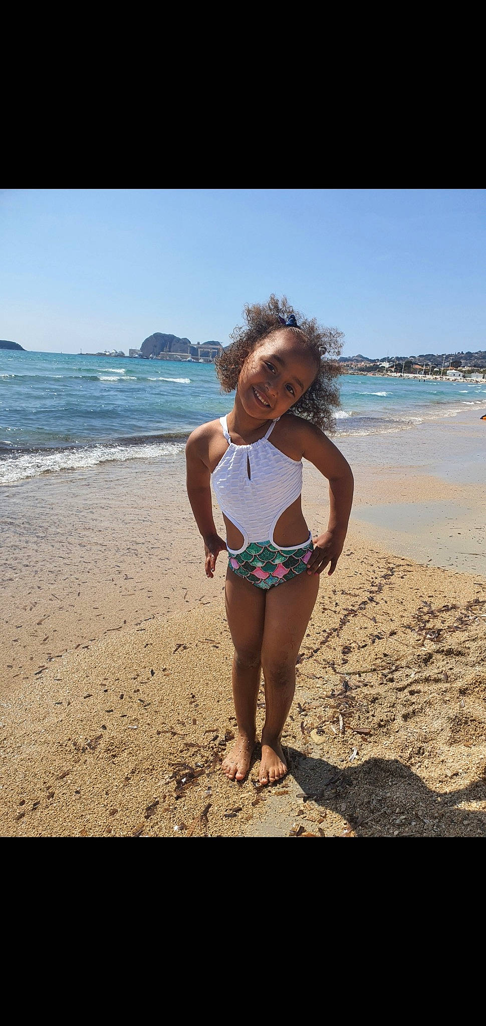 Maryama participe au concours pour gagner de l'argent avec cette photo : azure, beach, brassiere, coastal_and_oceanic_landforms, eye, flash_photography, fun, hairstyle, happy, joy, leg, leisure, people_in_nature, people_on_beach, person, sky, sunlight, swimsuit_top, swimwear, thigh