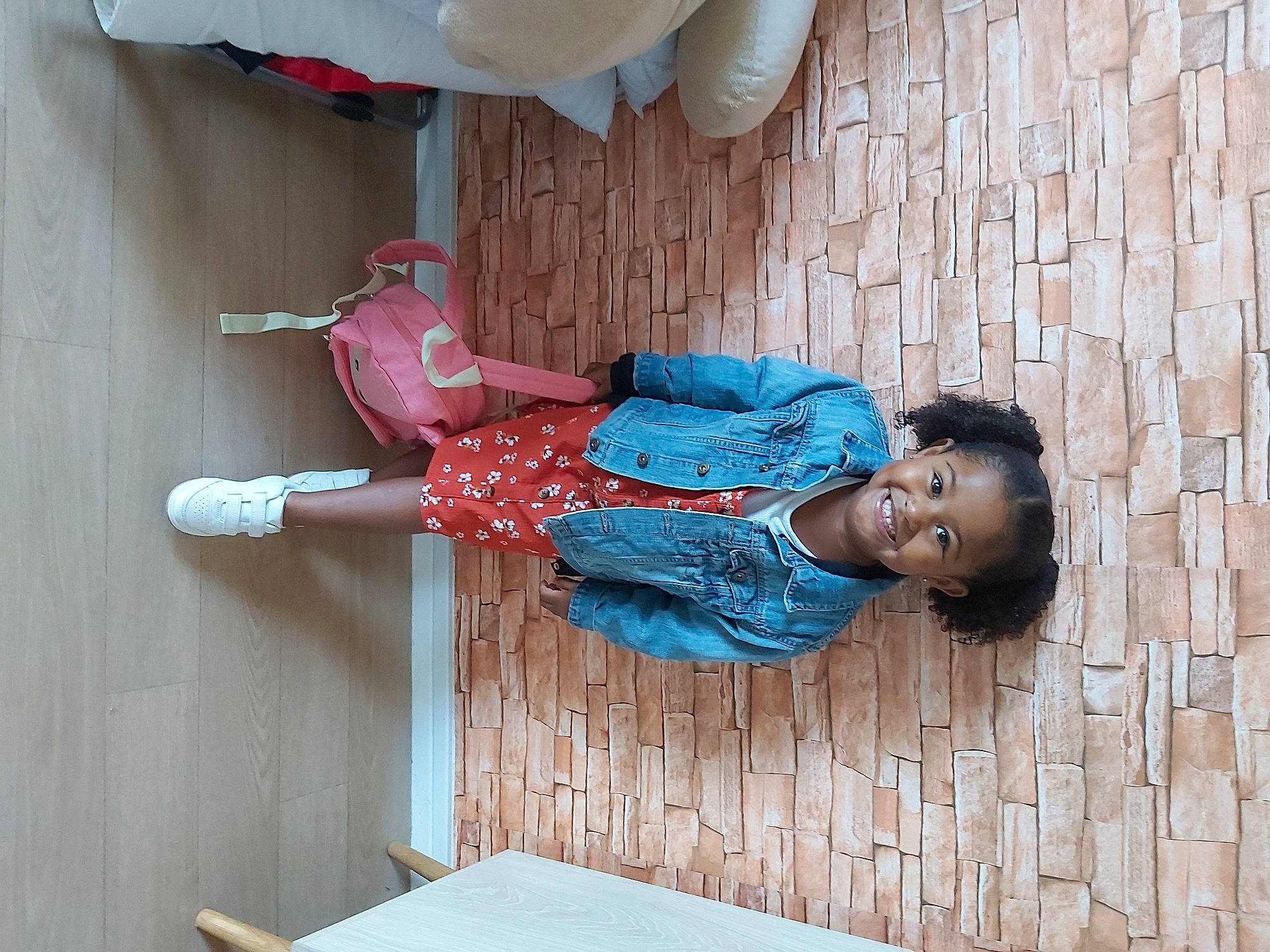Laïa participe au concours pour gagner de l'argent avec cette photo : baby_toddler_clothing, child, elbow, electric_blue, flooring, fun, happy, hardwood, joy, leisure, magenta, pattern, person, red, room, sandal, sitting, smile, t_shirt, toddler