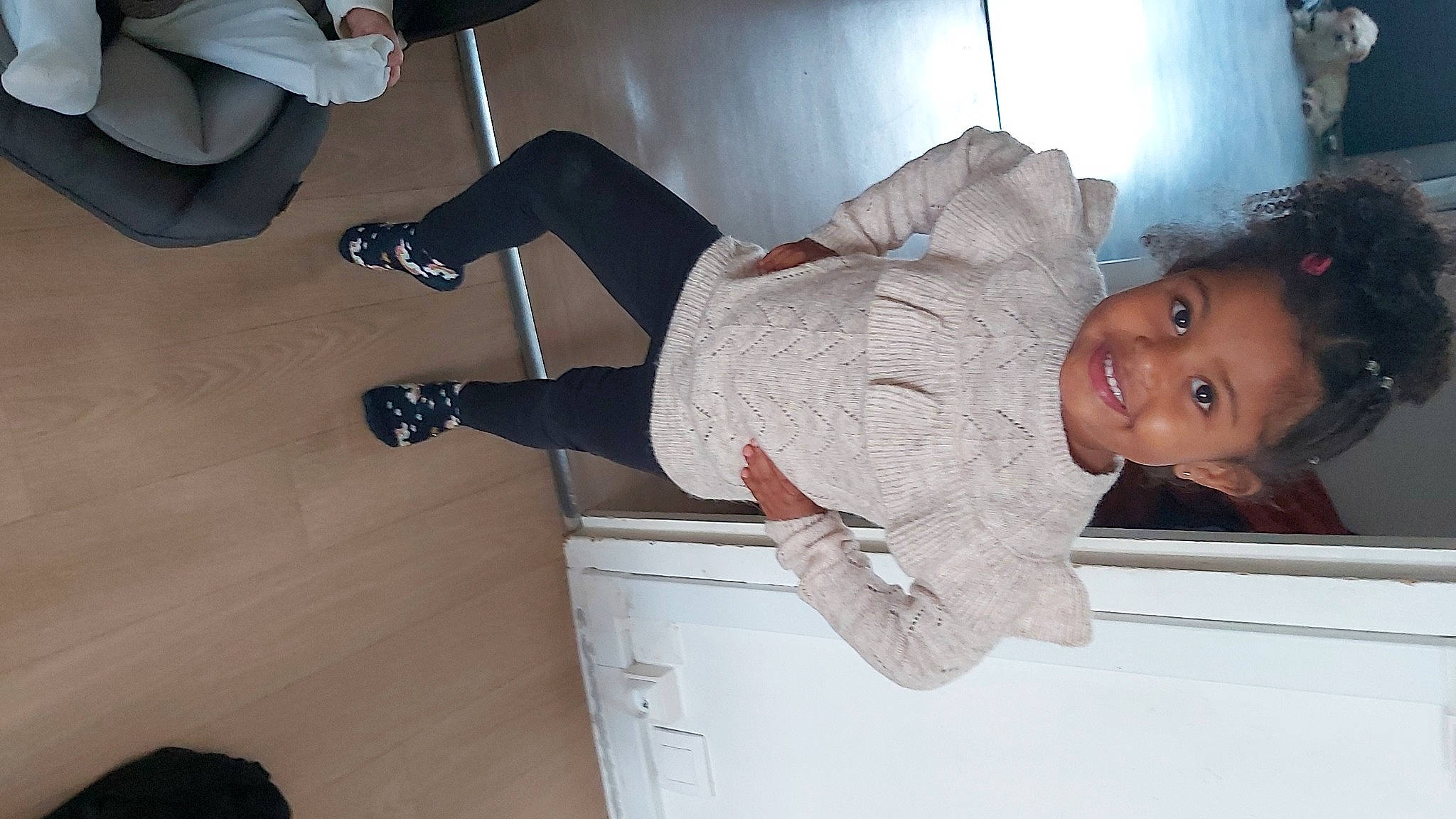 Laïa participe au concours pour gagner de l'argent avec cette photo : cabinetry, chest_of_drawers, comfort, drawer, elbow, flooring, fun, human_leg, joint, joy, knee, person, room, sitting, smile, thigh, uniform, walking_shoe