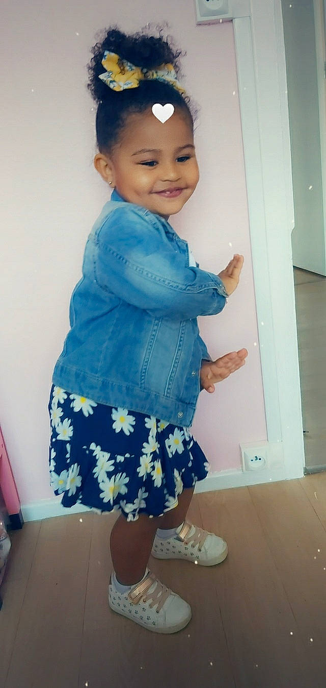 Laïa participe au concours pour gagner de l'argent avec cette photo : azure, baby_toddler_clothing, blue, clothing, dress, electric_blue, face, footwear, hair, happy, joint, joy, knee, leg, person, shoe, skin, sleeve, smile, standing