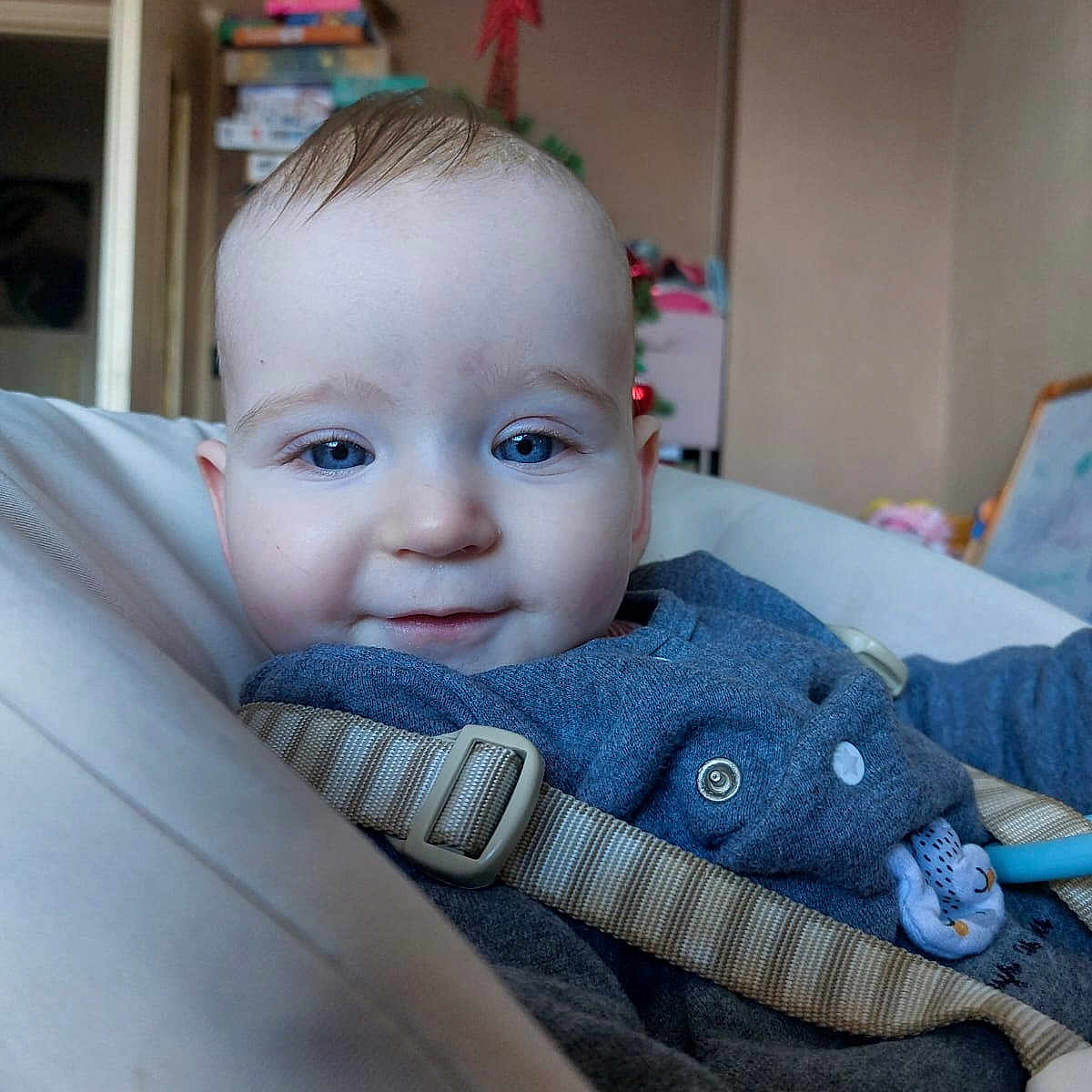 Cassandra a rejoint le concours — aidez-le/la à gagner de superbes lots ! baby, baby_seat, blue_eyes, child, closeup, clothing, cute, face, happy, home, indoor, infant, person, portrait, red_star, seat, smile, straps, toddler, toy