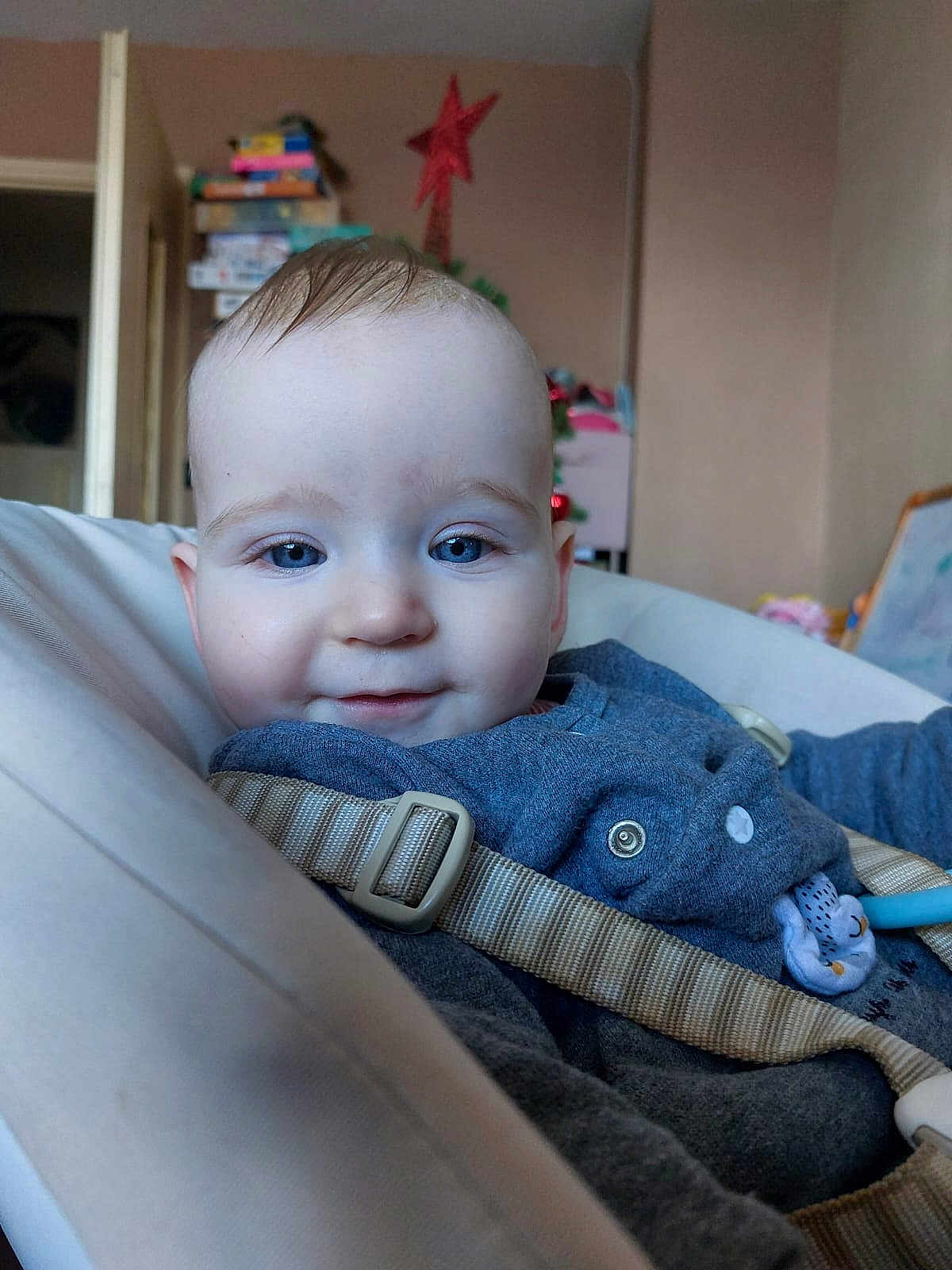 Cassandra a rejoint le concours — aidez-le/la à gagner de superbes lots ! baby, child, blue_eyes, smile, seat, straps, clothing, indoor, toy, red_star, face, person, portrait, infant, cute, home, baby_seat, happy, toddler, closeup