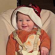 Cassandra a rejoint le concours — aidez-le/la à gagner de superbes lots ! baby, infant, smile, hat, christmas_hat, brown_clothing, seatbelt, chair, cushion, happy, face, child, indoors, young_child, cute, portrait, baby_clothes, straps, baby_boy, holiday