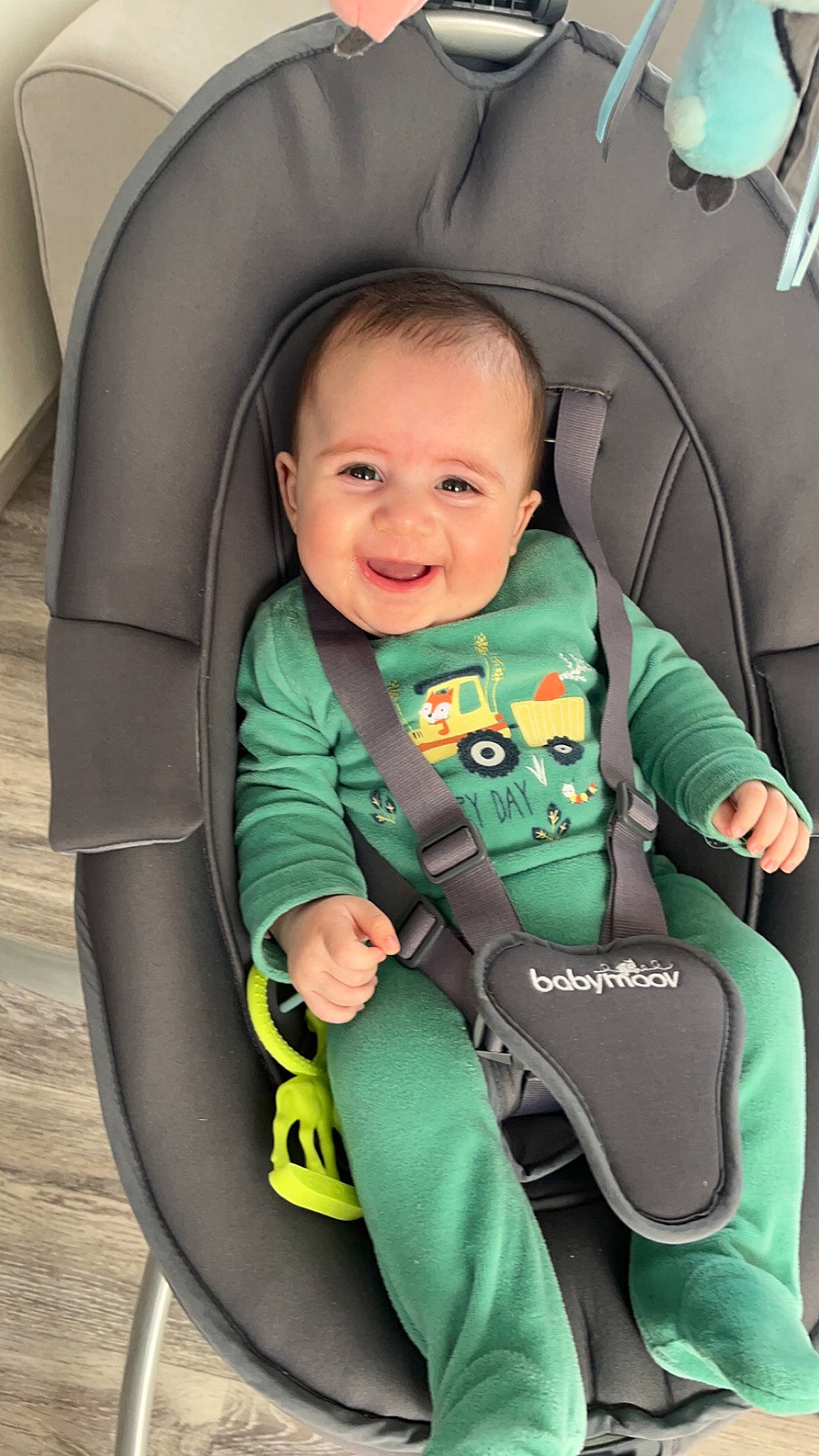 Eden participe au concours pour gagner de l'argent avec cette photo : auto_part, baby, baby_carriage, baby_in_car_seat, baby_products, baby_safety, baby_toddler_clothing, car_seat, car_seat_cover, child, comfort, fun, happy, head_restraint, joy, person, personal_protective_equipment, seat_belt, sitting, smile