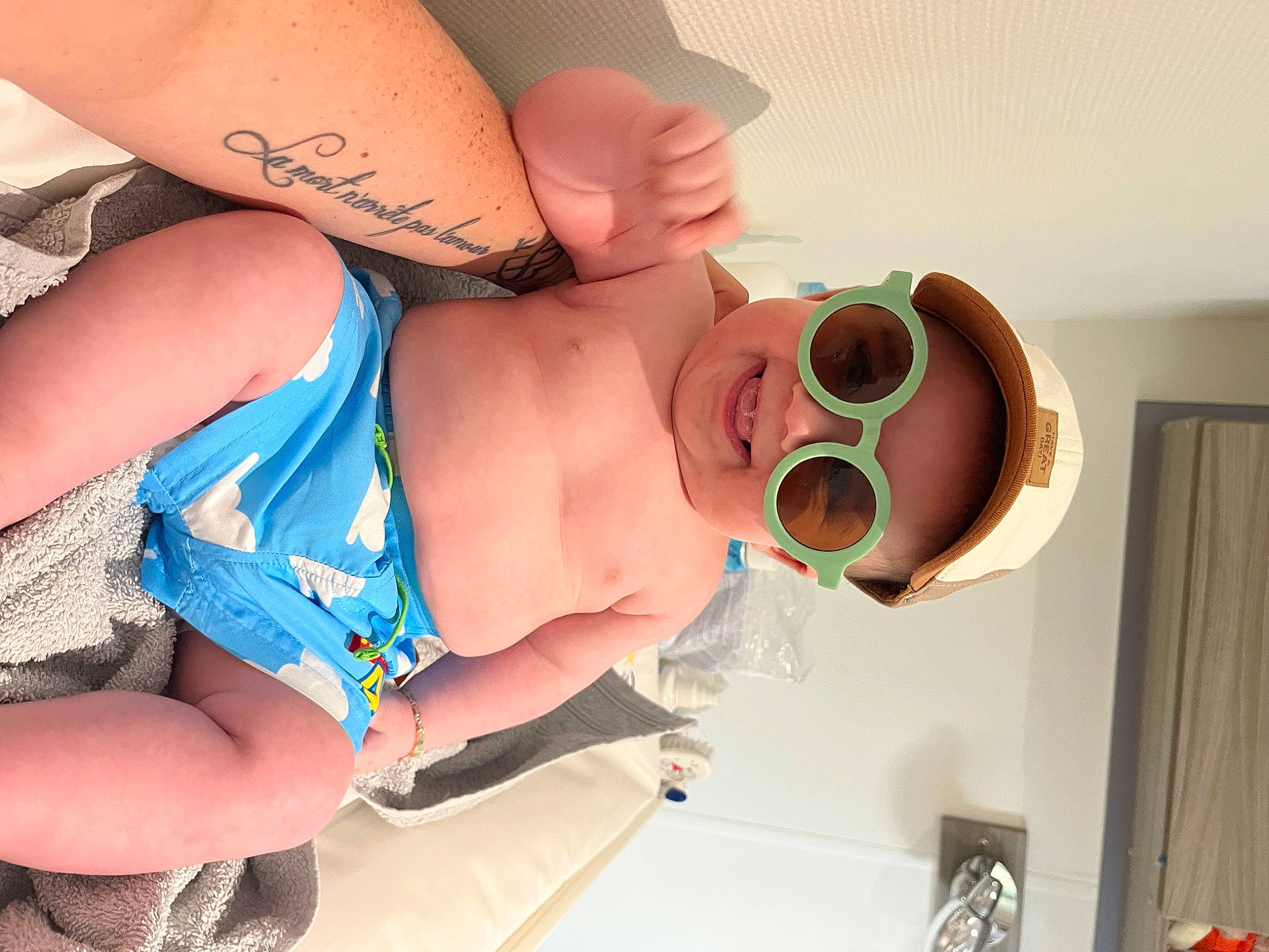 Eden a rejoint le concours — aidez-le/la à gagner de superbes lots ! abdomen, chest, curtain, elbow, eyelash, eyewear, fashion_accessory, finger, goggles, human_leg, joy, knee, mouth, muscle, nail, person, pink, thigh, thumb, trunk