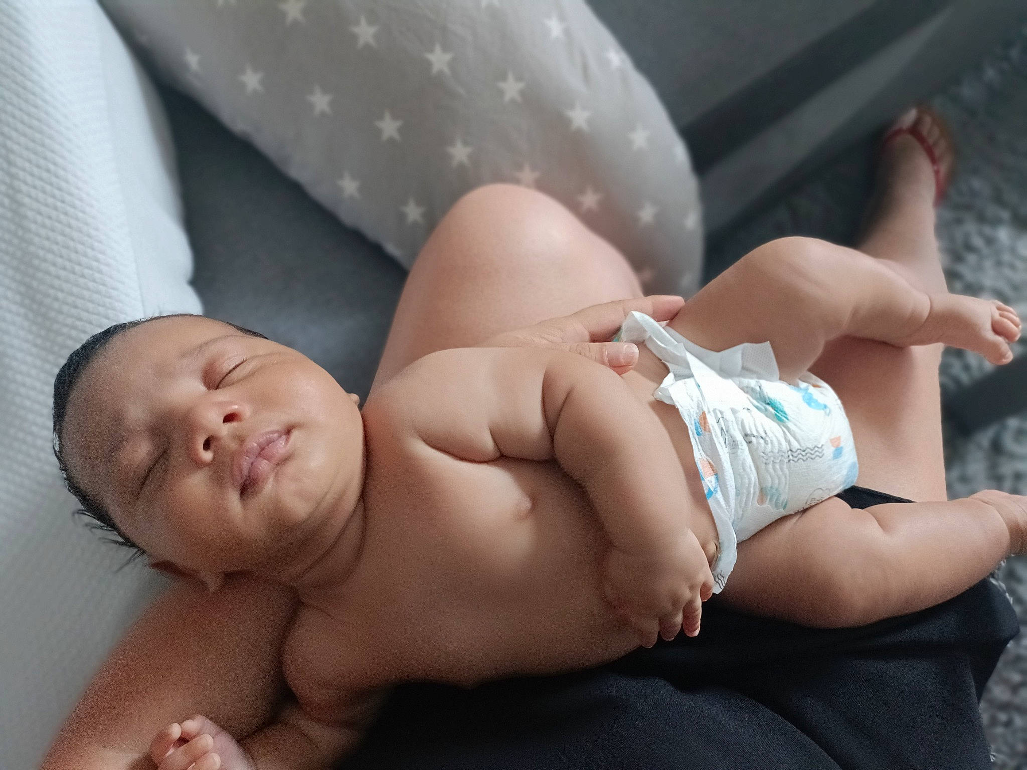 Jahyann a rejoint le concours — aidez-le/la à gagner de superbes lots ! abdomen, baby, barefoot, beauty, chest, child, comfort, diaper, finger, foot, human_body, human_leg, joint, knee, leg, muscle, person, stomach, thigh, trunk
