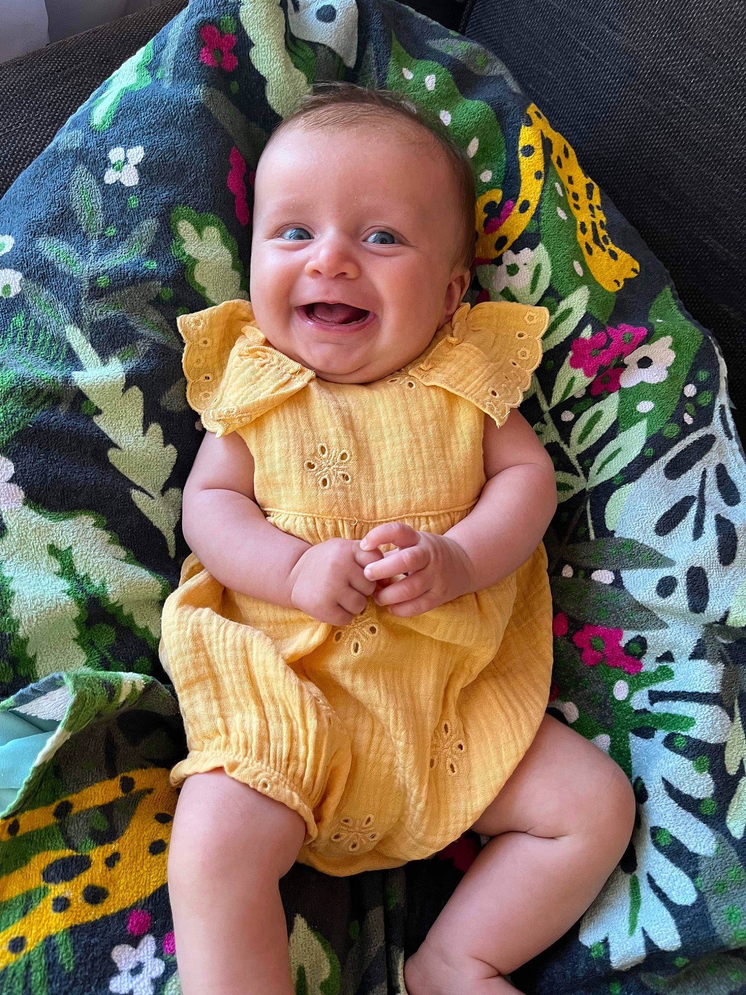 Kassy a rejoint le concours — aidez-le/la à gagner de superbes lots ! baby, baby_toddler_clothing, cheek, child, comfort, dress, eye, grass, happy, head, iris, joy, lap, linens, pattern, person, pink, sitting, skin, smile