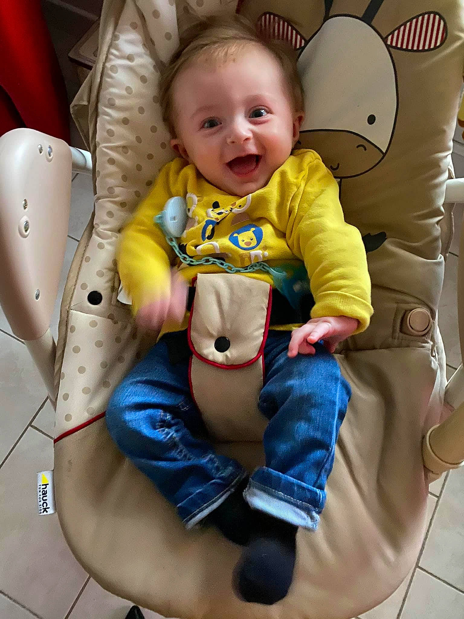 Félix a rejoint le concours — aidez-le/la à gagner de superbes lots ! arm, baby, baby_toddler_clothing, cheek, child, comfort, finger, happy, head, knee, lap, leg, person, photograph, skin, sleeve, smile, thigh, toddler, white