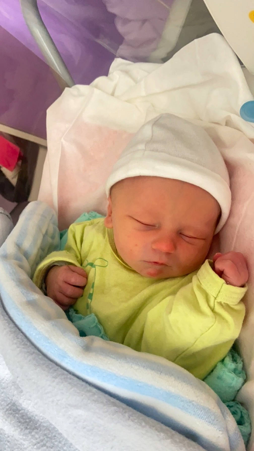 Sohan participe au concours pour gagner de l'argent avec cette photo : baby, baby_products, baby_safety, baby_sleeping, baby_toddler_clothing, bedtime, cheek, child, comfort, eye, face, finger, head, headwear, infant_bed, linens, mouth, person, product, skin