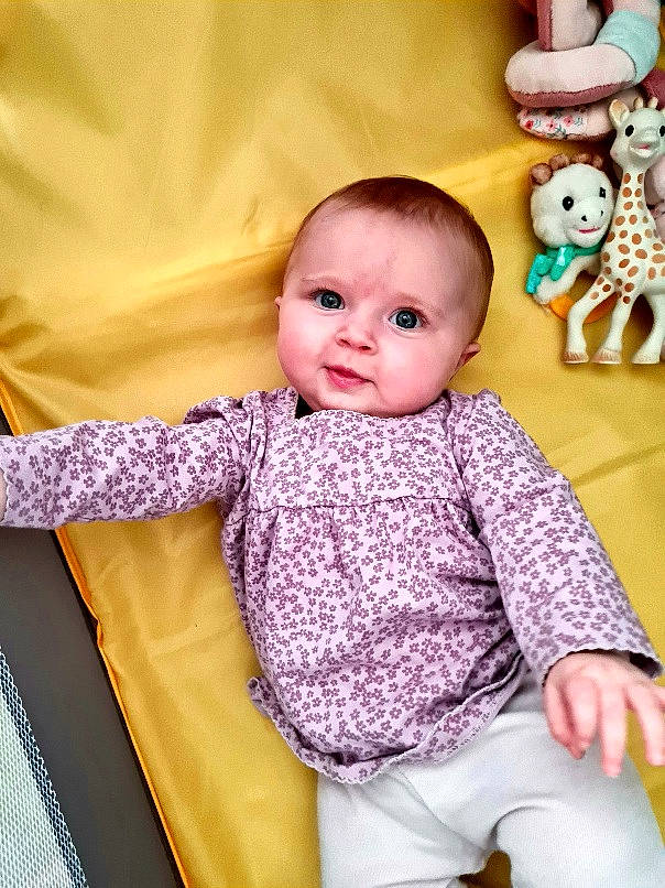 Charlie a rejoint le concours — aidez-le/la à gagner de superbes lots ! baby, baby_toddler_clothing, cheek, child, comfort, eye, fun, happy, organ, person, pink, purple, sitting, skin, sleeve, t_shirt, textile, toddler, toy, white