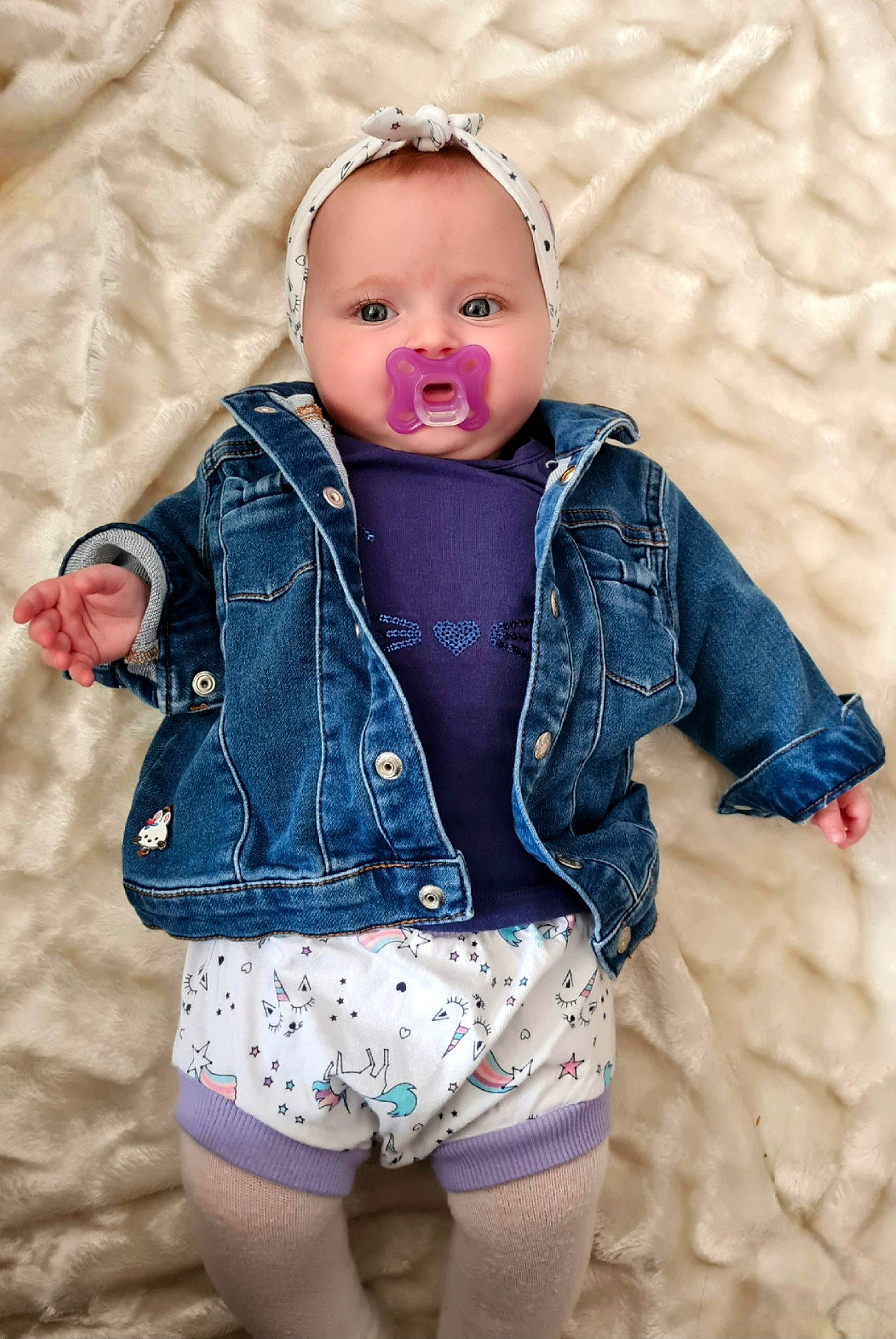 Charlie participe au concours pour gagner de l'argent avec cette photo : arm, baby_toddler_clothing, eye, face, hair, hairstyle, head, human_body, iris, lip, neck, organ, outerwear, person, shorts, shoulder, skin, sleeve, standing, textile