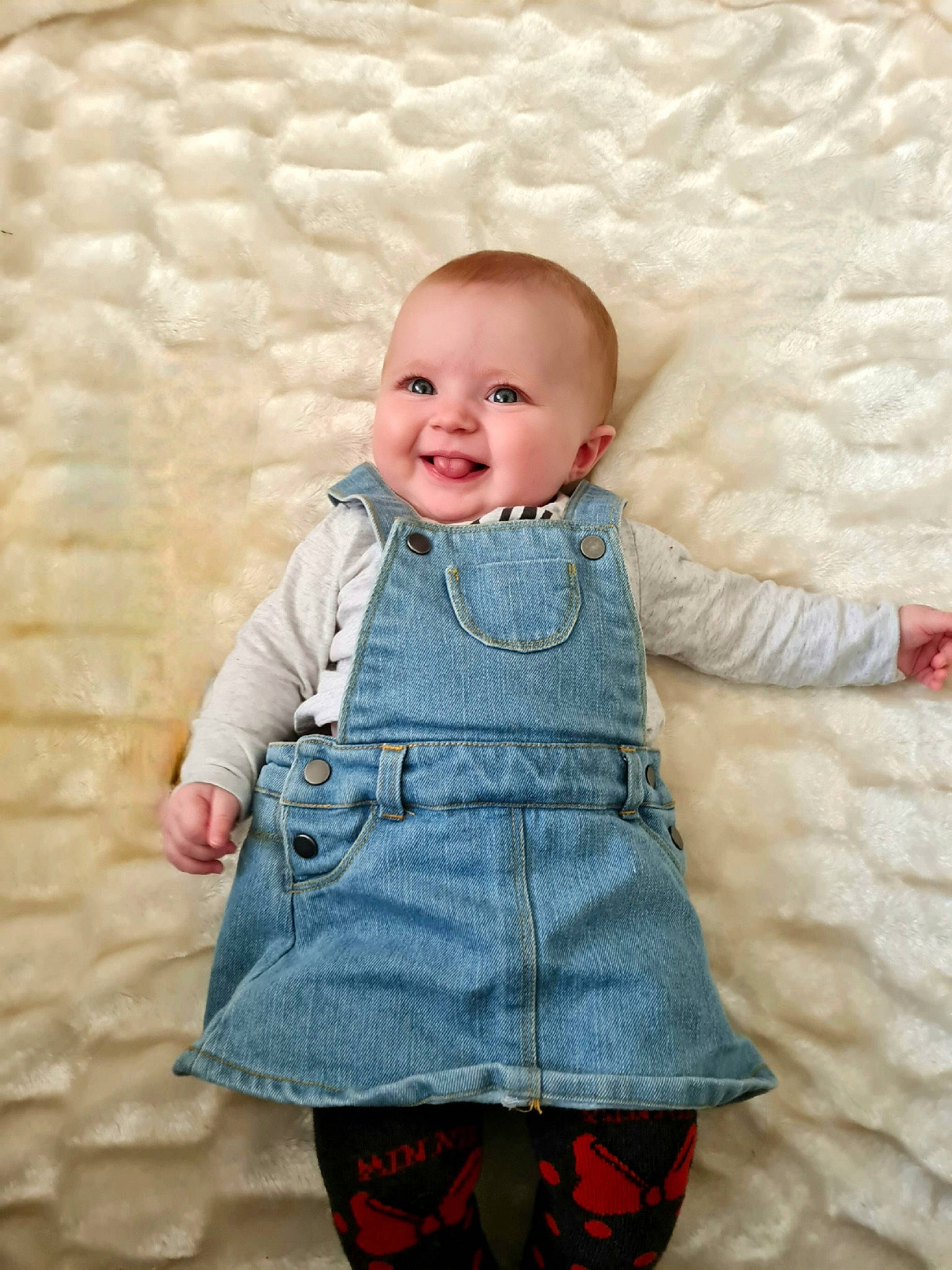 Charlie participe au concours pour gagner de l'argent avec cette photo : baby, baby_toddler_clothing, child, dress, face, flooring, hairstyle, happy, jacket, joy, neck, organ, outerwear, person, pink, skin, sleeve, smile, t_shirt, textile