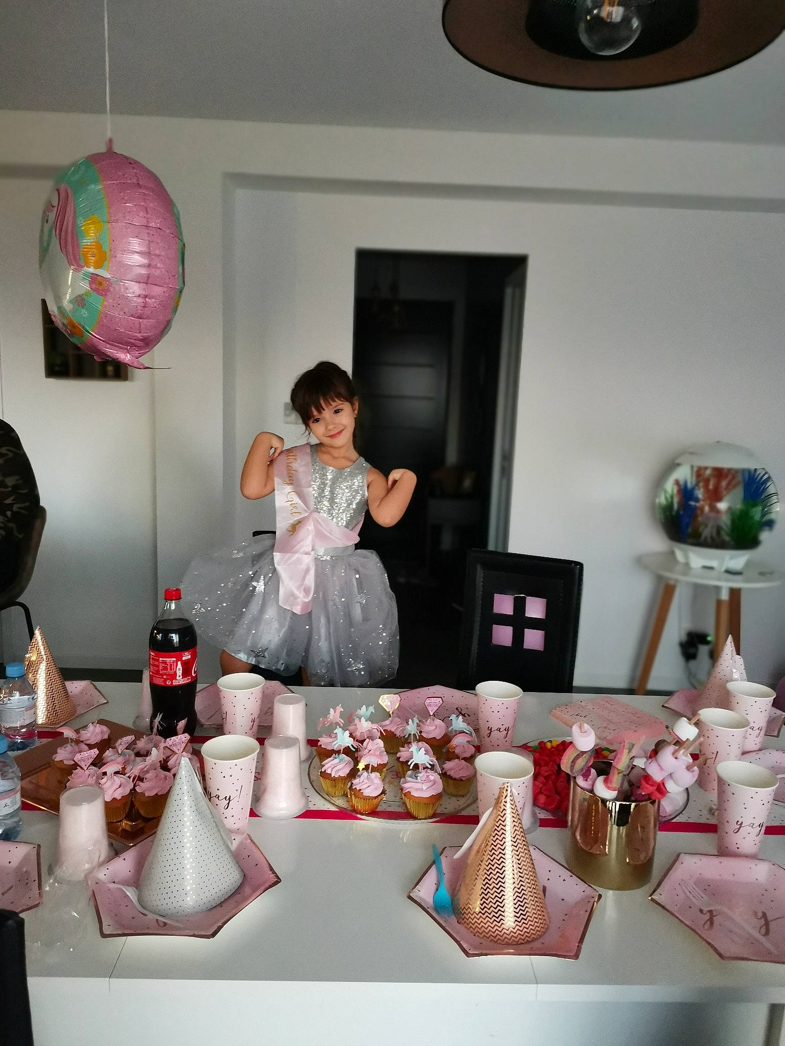 Shanyce participe au concours pour gagner de l'argent avec cette photo : baby_shower, event, house, interior_design, joy, party, peach, person, pink, room