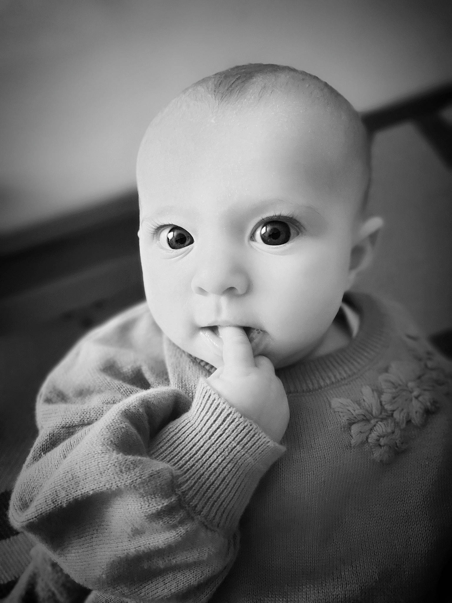 Rose a rejoint le concours — aidez-le/la à gagner de superbes lots ! baby, baby_toddler_clothing, cheek, comfort, eye, eyelash, flash_photography, gesture, happy, iris, lip, monochrome, monochrome_photography, nail, no_expression, nose, person, sitting, still_life_photography, thumb