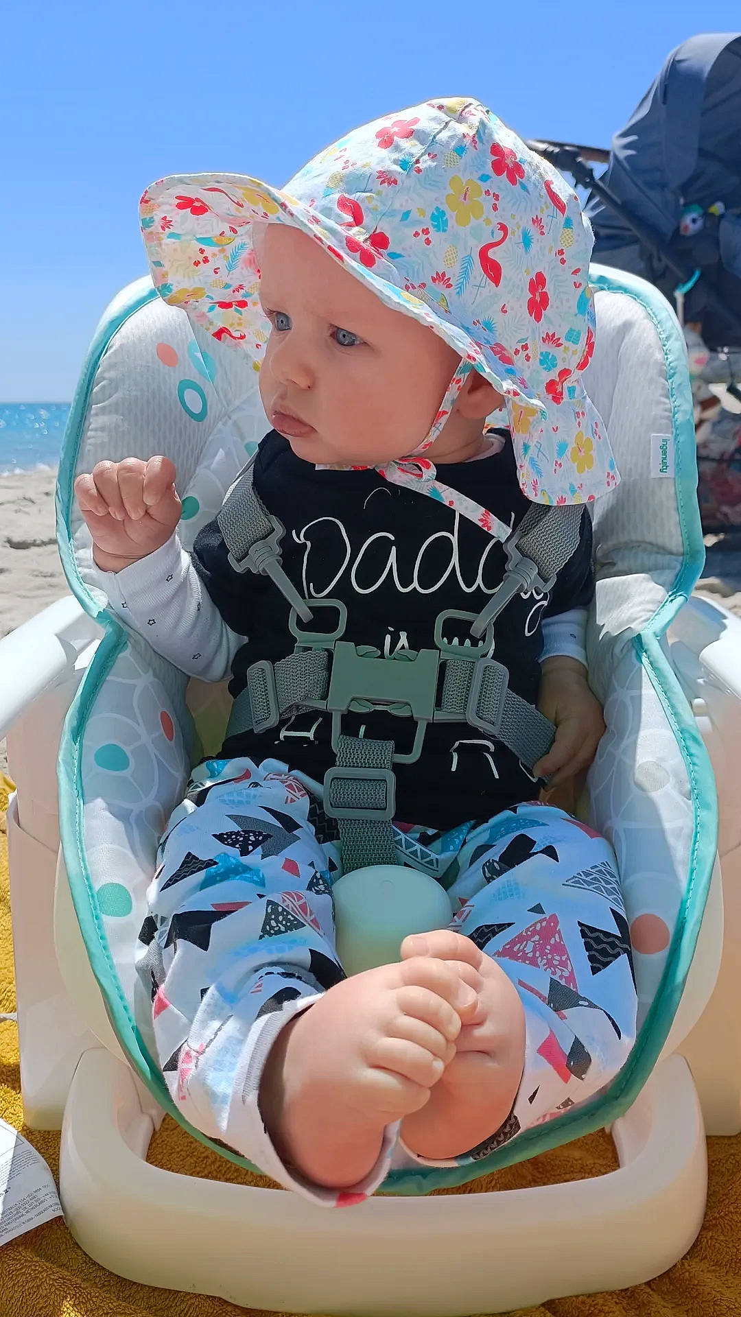 Joy a rejoint le concours — aidez-le/la à gagner de superbes lots ! baby, baby_toddler_clothing, beauty, cap, child, comfort, fun, happy, headgear, headwear, lap, leisure, pattern, person, photograph, pink, product, recreation, sleeve, thigh