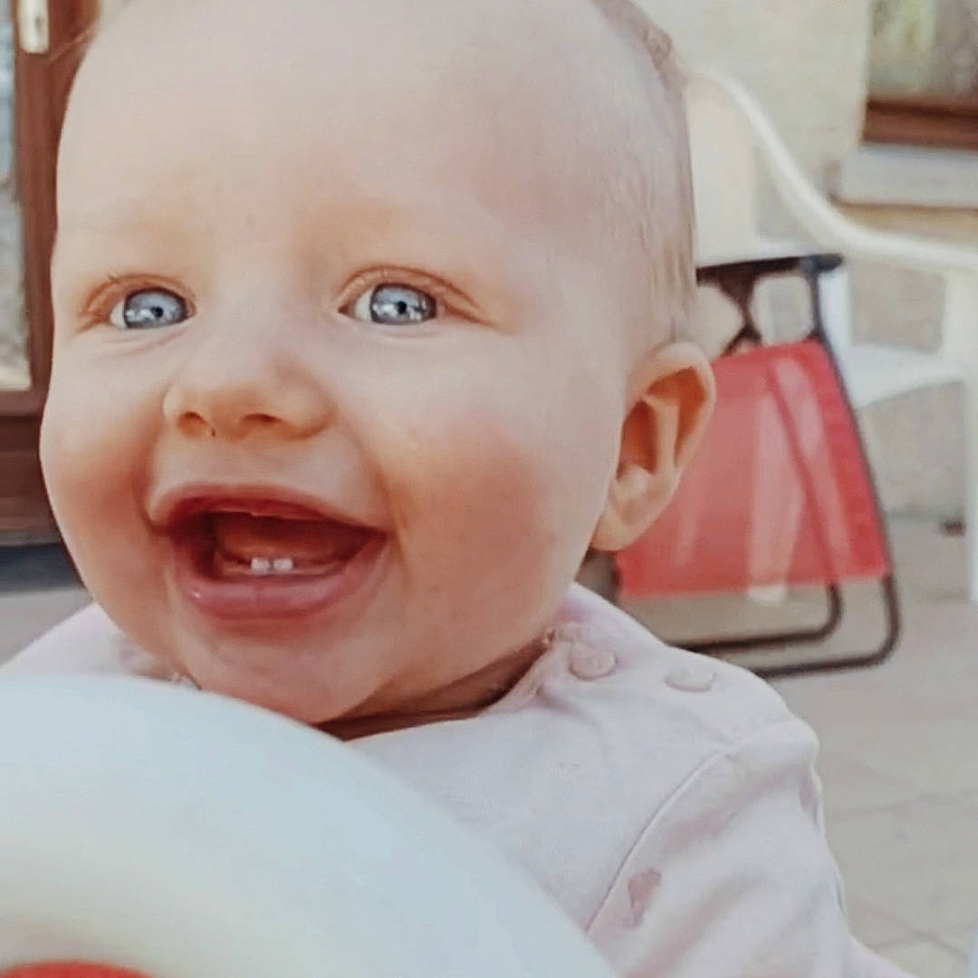 Joy participe au concours pour gagner de l'argent avec cette photo : baby, baby_laughing, baby_making_funny_faces, baby_toddler_clothing, cheek, child, ear, eyebrow, eyelash, gesture, happy, iris, lip, nose, person, skin, sleeve, smile, toddler, tooth