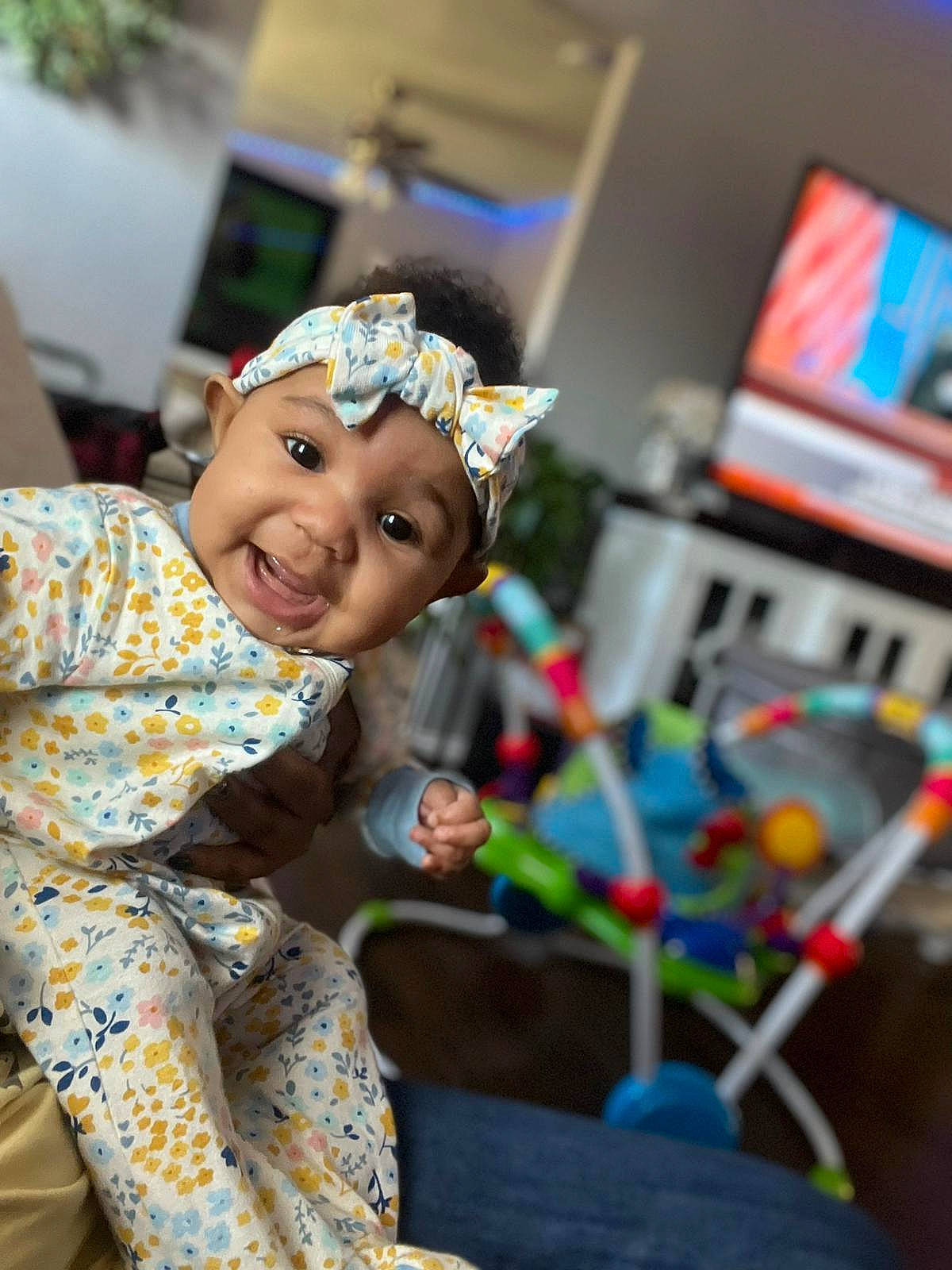 Eliana is registered to the contest to win money with this photo: baby, child, costume, entertainment, event, fashion_accessory, fun, happy, headwear, holiday, joy, leisure, person, play, recreation, sitting, smile, street, toddler, tradition