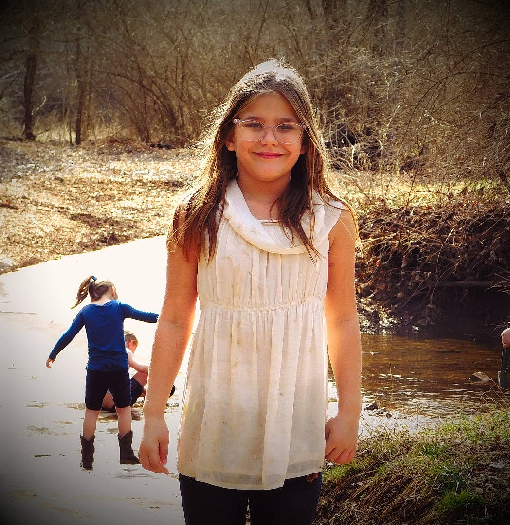 Lynnzie is registered to the contest to win money with this photo: blond, cool, eyewear, flash_photography, gesture, grass, happy, joy, long_hair, neck, people_in_nature, person, plant, shoulder, sleeve, smile, standing, style, sunlight, t_shirt