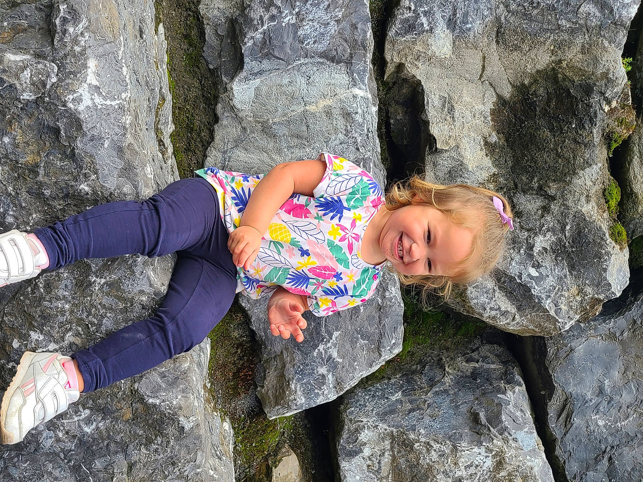 Camille participe au concours pour gagner de l'argent avec cette photo : adventure, beauty, bedrock, formation, fun, geology, grass, happy, joy, landscape, leaf, leisure, outcrop, people_in_nature, person, recreation, rock, smile, spring, toddler