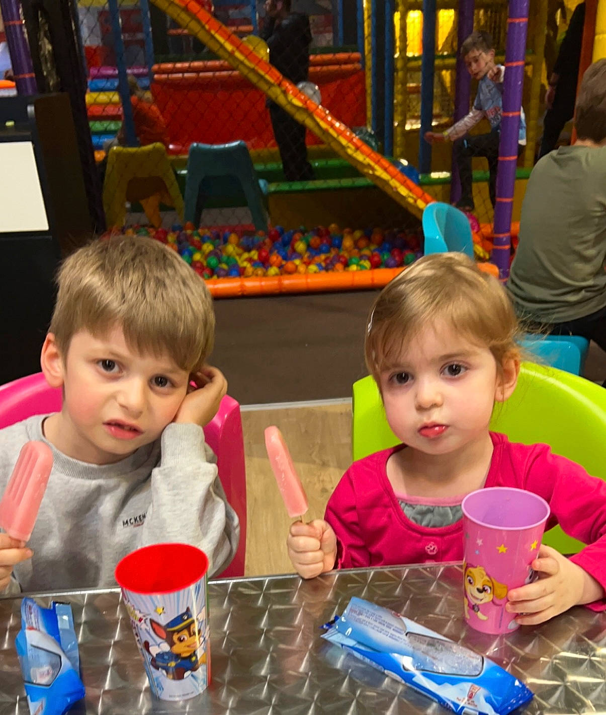 Iris a rejoint le concours — aidez-le/la à gagner de superbes lots ! amusement_ride, baby, child, event, fun, games, indoor_games_and_sports, kindergarten, leisure, party, person, play, recreation, room, sharing, t_shirt, table, toddler, toy, vacation