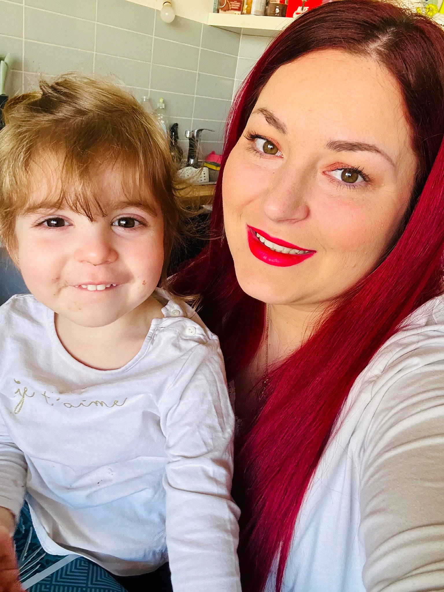 Iris a rejoint le concours — aidez-le/la à gagner de superbes lots ! beauty, cheek, chin, cosmetics, eyebrow, eyelash, facial_expression, friendship, fun, happy, iris, joy, layered_hair, lip, lipstick, long_hair, makeover, mouth, nose, person