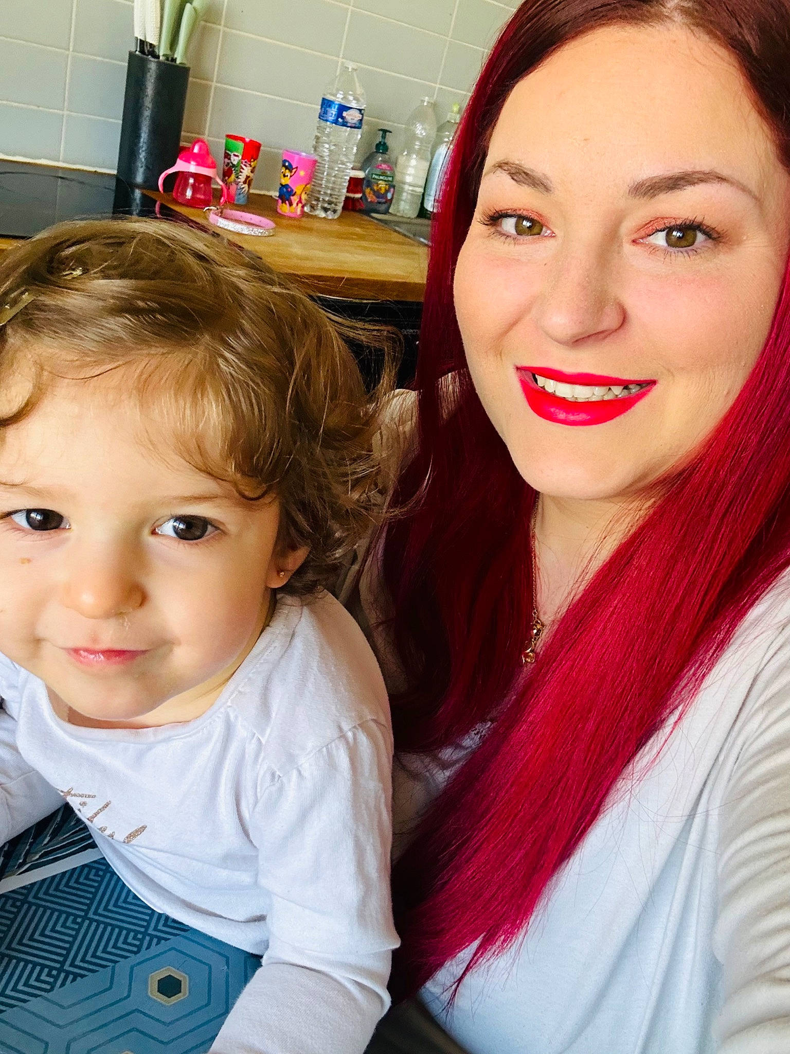 Inès participe au concours pour gagner de l'argent avec cette photo : cheek, chin, cosmetics, eye, eye_liner, eyebrow, eyelash, facial_expression, fun, hairstyle, happy, iris, jaw, joy, lip, lipstick, makeover, mouth, nose, person