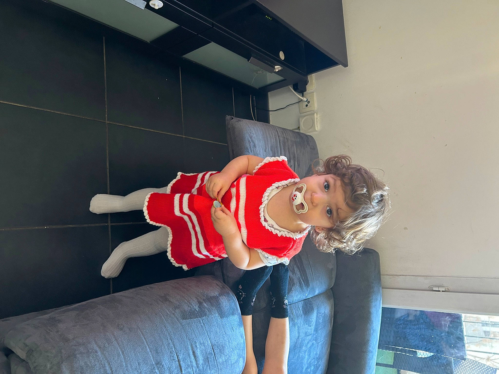 Inès a rejoint le concours — aidez-le/la à gagner de superbes lots ! carmine, costume, flooring, fun, happy, hat, human_leg, person, personal_protective_equipment, room, thigh, toddler