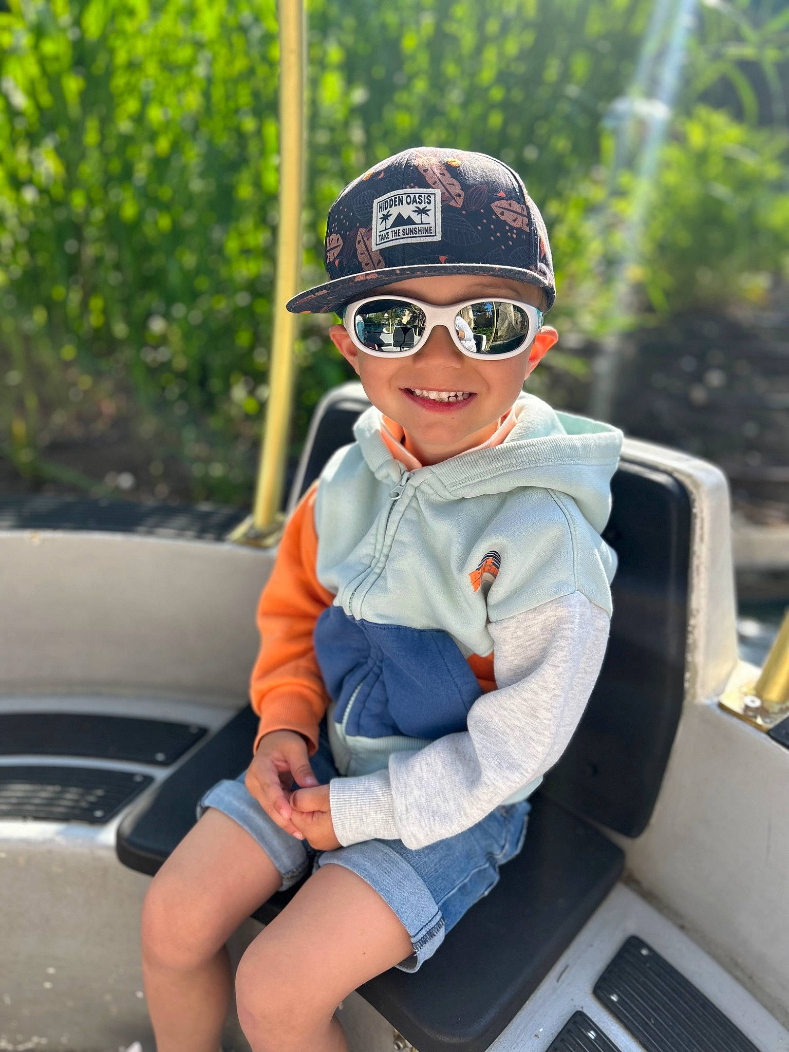 Gabin participe au concours pour gagner de l'argent avec cette photo : automotive_design, automotive_exterior, baby_toddler_clothing, cool, electric_blue, eyewear, fun, glasses, goggles, happy, headwear, joy, leisure, motor_vehicle, person, plant, smile, summer, sunglasses, toddler