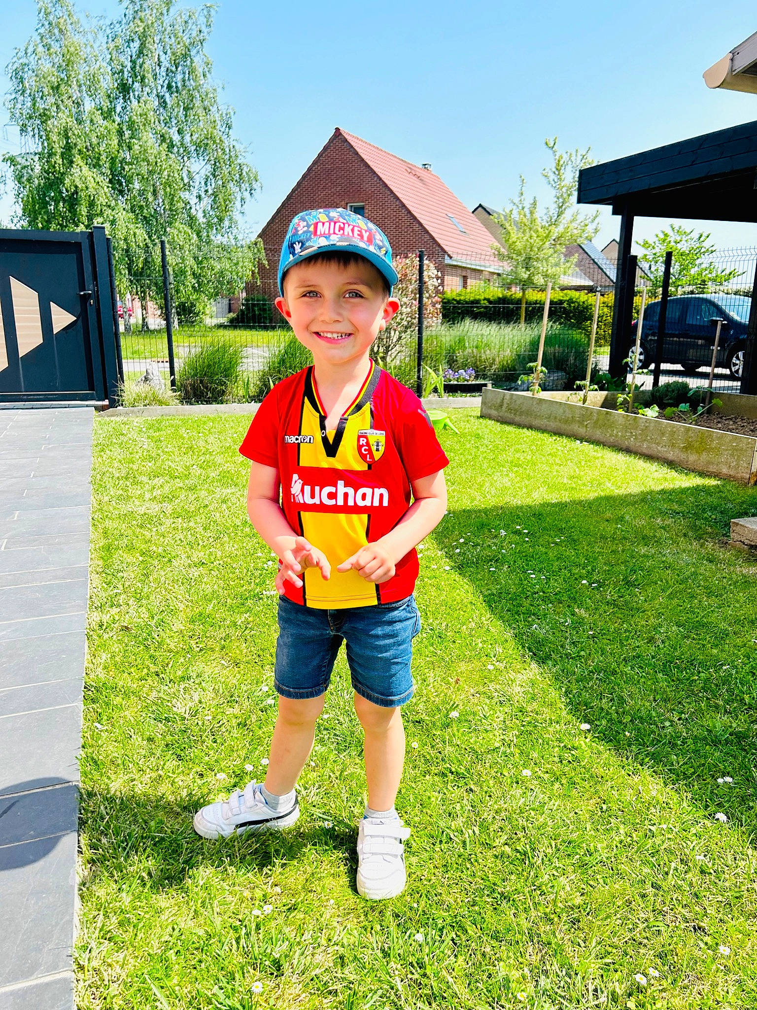 Gabin participe au concours pour gagner de l'argent avec cette photo : asphalt, electric_blue, fun, grass, grassland, happy, hat, headwear, joy, landscape, lawn, leisure, person, plant, play, recreation, shorts, sky, smile, sun_hat