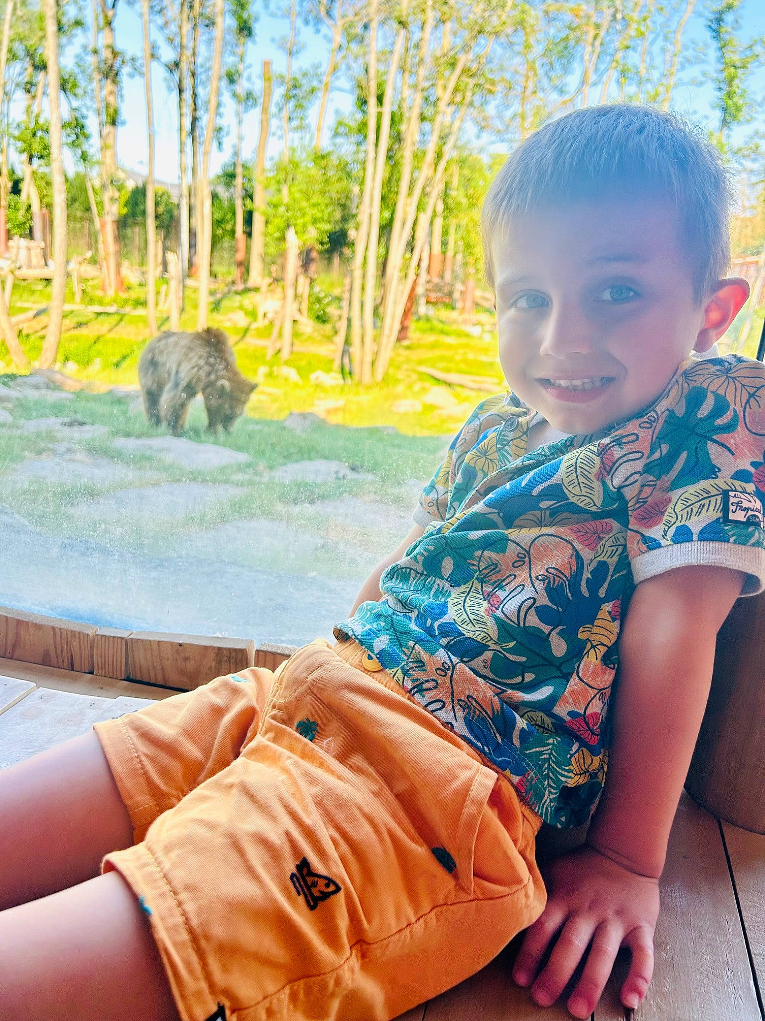 Gabin a rejoint le concours — aidez-le/la à gagner de superbes lots ! barefoot, fun, grass, happy, human_leg, joy, knee, leaf, leisure, mammal, people_in_nature, person, plant, recreation, sitting, summer, thigh, toddler, tree, trunk