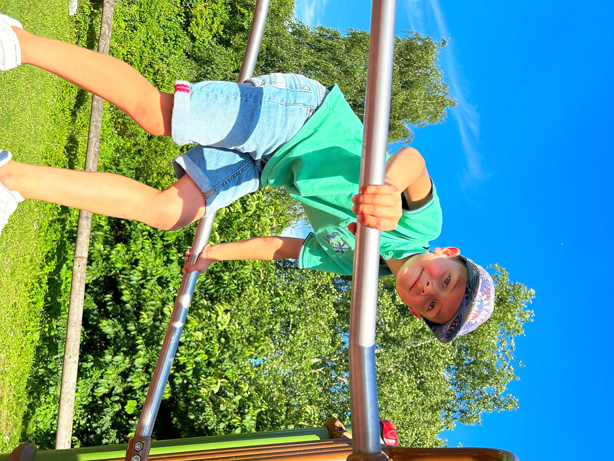 Martin a rejoint le concours — aidez-le/la à gagner de superbes lots ! balance, elbow, electric_blue, entertainment, event, fun, grass, headwear, joy, leisure, muscle, outdoor_play_equipment, person, playground, pole, recreation, shorts, sky, smile, sports