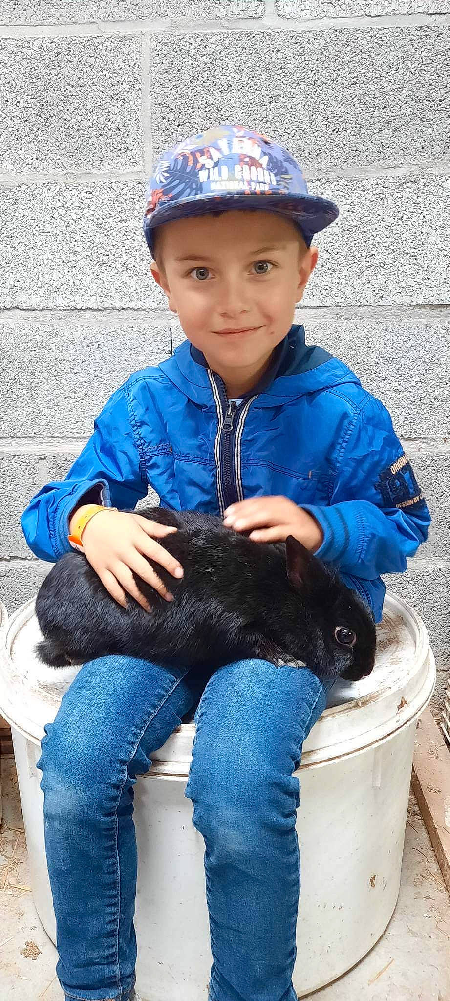 Martin participe au concours pour gagner de l'argent avec cette photo : baby_toddler_clothing, blue, cap, child, denim, electric_blue, facial_expression, fun, hairstyle, happy, hat, headwear, jeans, joy, mammal, organ, person, photograph, sitting, skin