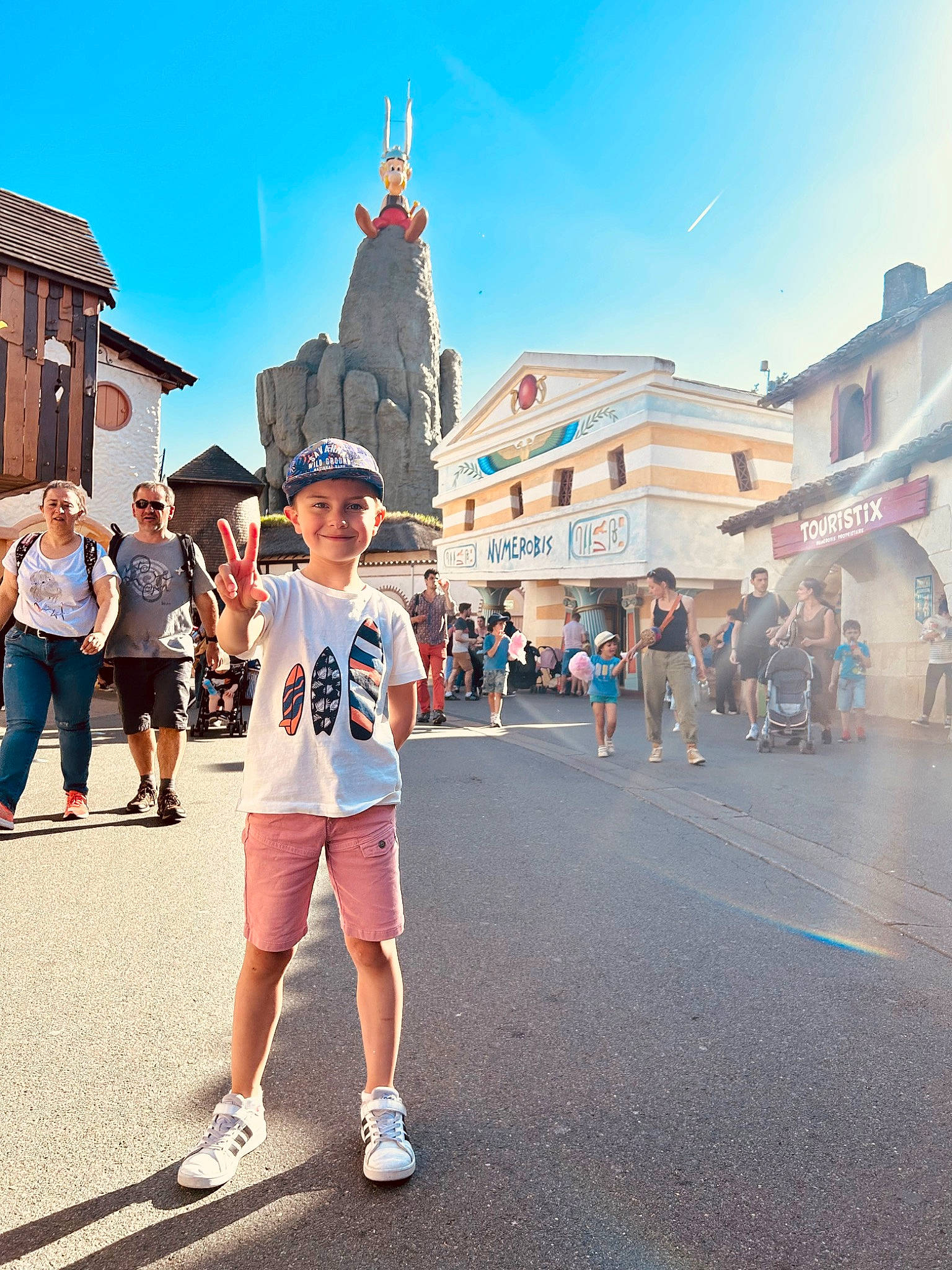 Martin participe au concours pour gagner de l'argent avec cette photo : asphalt, baseball_cap, building, city, event, eyewear, fun, hat, headwear, joy, leisure, pedestrian, person, public_event, recreation, road, shorts, sky, street, sun_hat