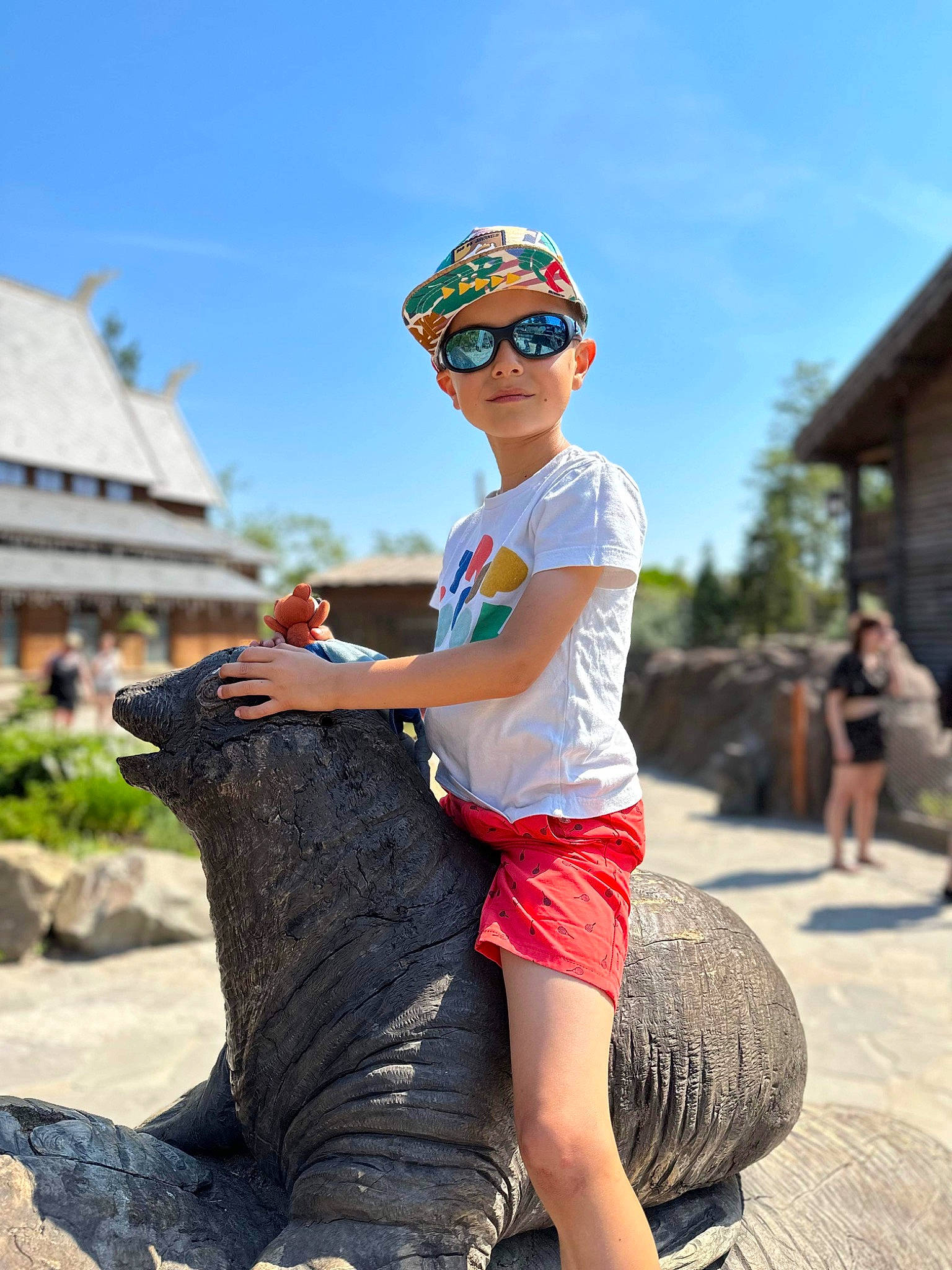 Martin participe au concours pour gagner de l'argent avec cette photo : baseball_cap, cool, eyewear, fun, glasses, goggles, grass, happy, headwear, human_leg, landscape, leisure, person, recreation, shorts, sitting, sky, summer, sunglasses, t_shirt