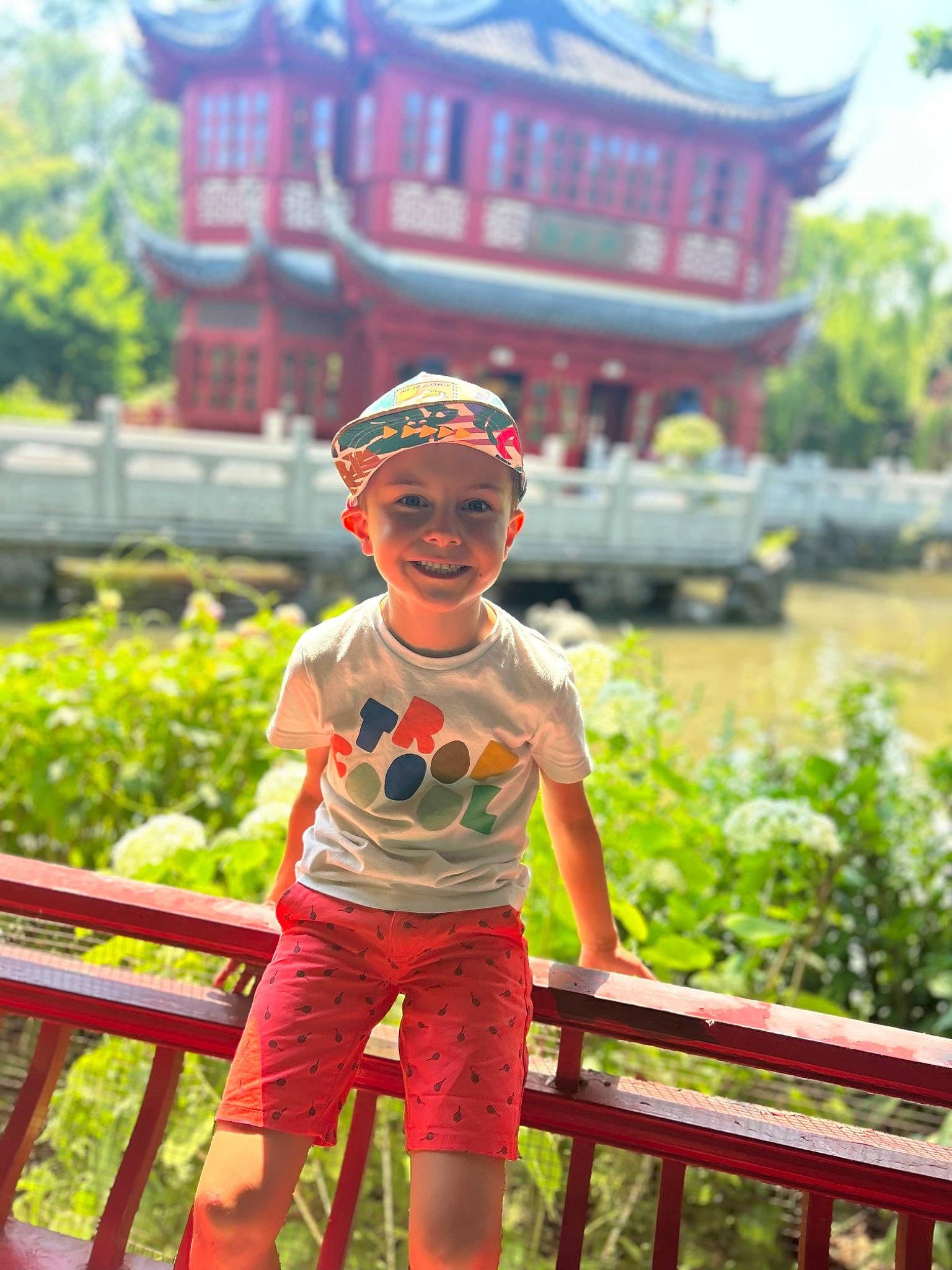 Martin a rejoint le concours — aidez-le/la à gagner de superbes lots ! baby_toddler_clothing, botany, fun, grass, happy, hat, headwear, joy, leisure, morning, people, person, plant, recreation, shorts, smile, spring, summer, temple, toddler