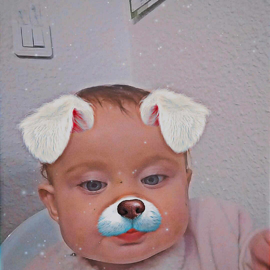 Mya a rejoint le concours — aidez-le/la à gagner de superbes lots ! baby, bib, calendar, cheeks, child, close_up, clothing, dog_filter, ears, eyes, face, filter, indoor, infant, light_switch, nose, portrait, soft_tones, sparkles, wall