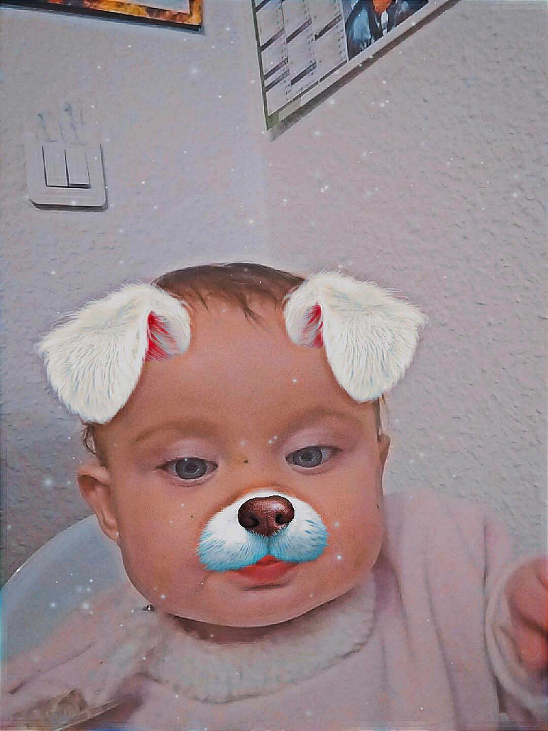 Mya a rejoint le concours — aidez-le/la à gagner de superbes lots ! baby, infant, child, face, filter, dog_filter, ears, nose, sparkles, indoor, portrait, close_up, eyes, cheeks, clothing, bib, wall, light_switch, calendar, soft_tones