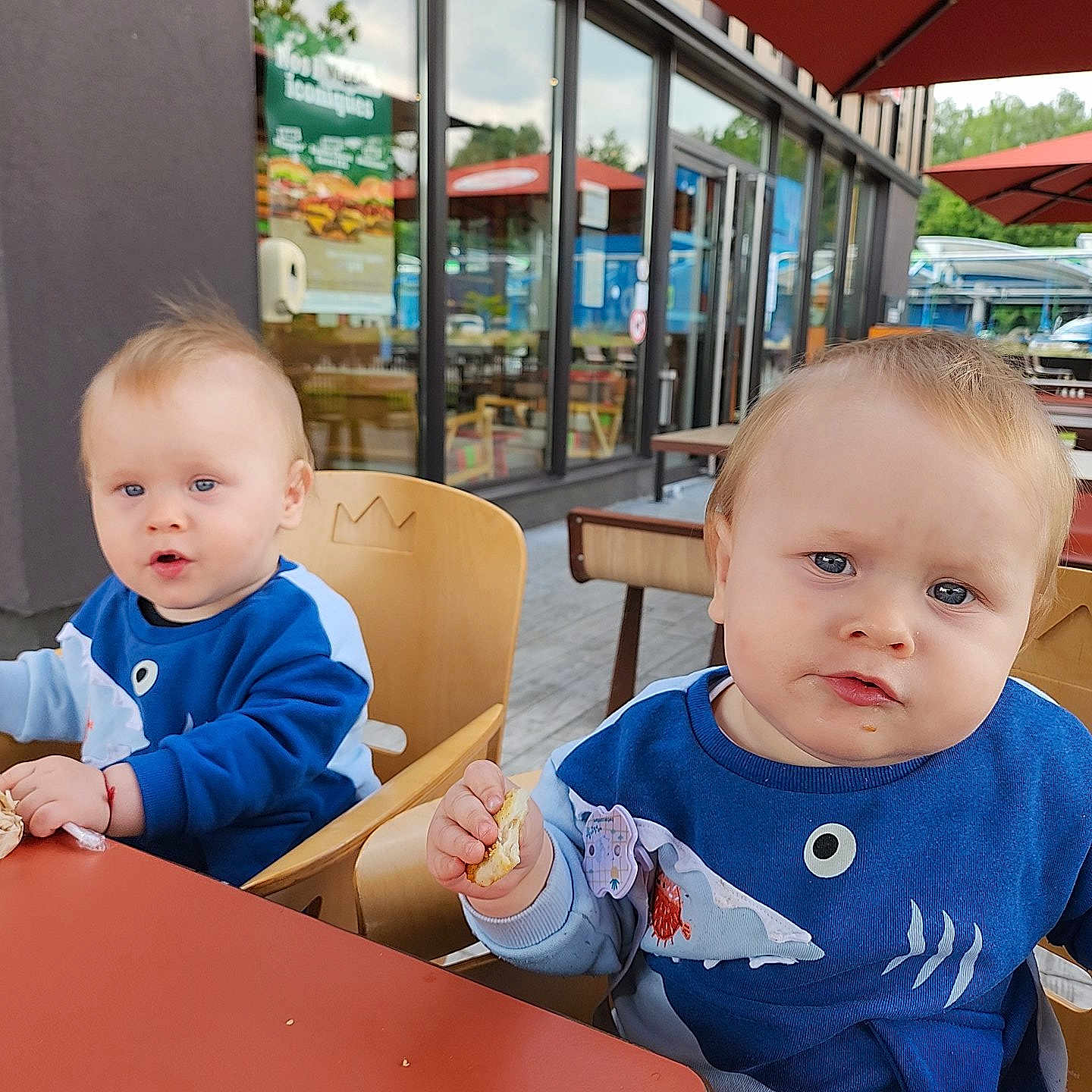 Mateo Y Leo participe au concours pour gagner de l'argent avec cette photo : architecture, building, cream, cutlery, dessert, diningtable, face, food, head, icecream, indoors, lunch, meal, outdoors, person, photography, portrait, restaurant, shelter, spoon