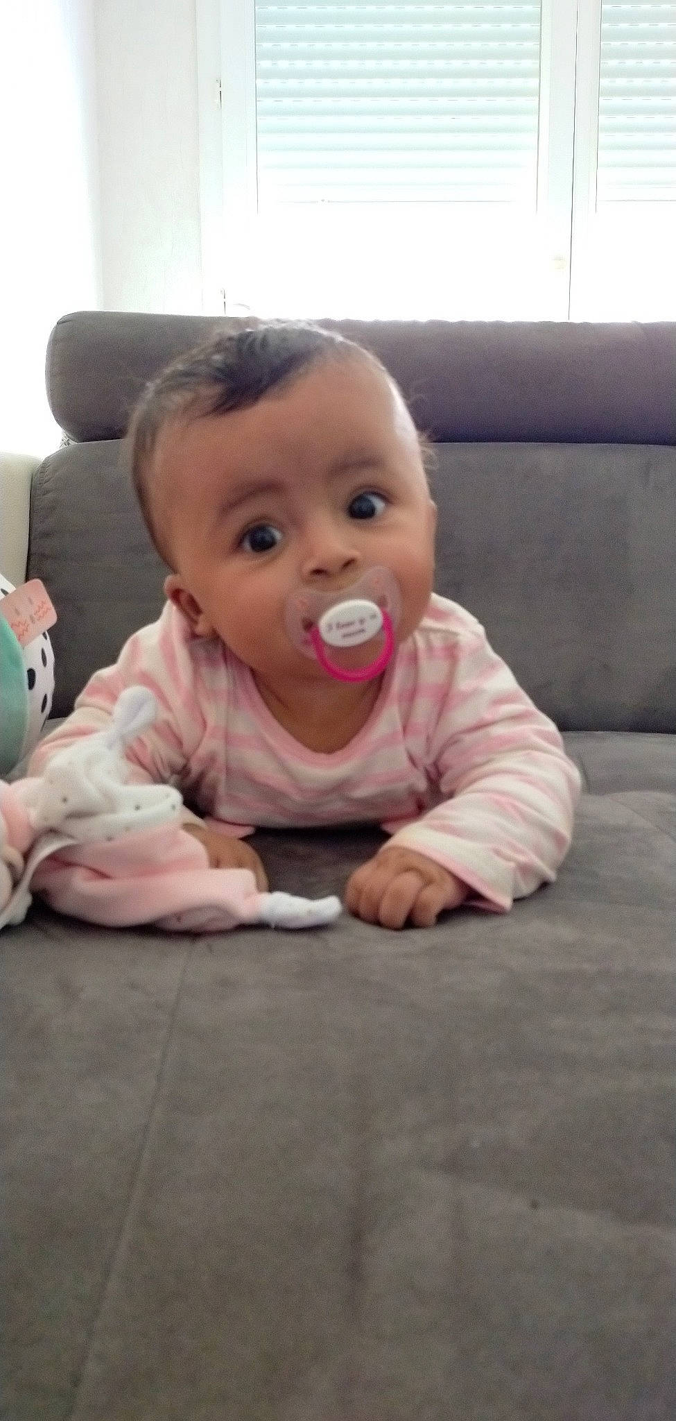 Mylianna participe au concours pour gagner de l'argent avec cette photo : baby, baby_toddler_clothing, cheek, child, comfort, crawling, eye, eyebrow, floor, flooring, happy, iris, lip, nose, person, sitting, sleeve, smile, surprise, toddler