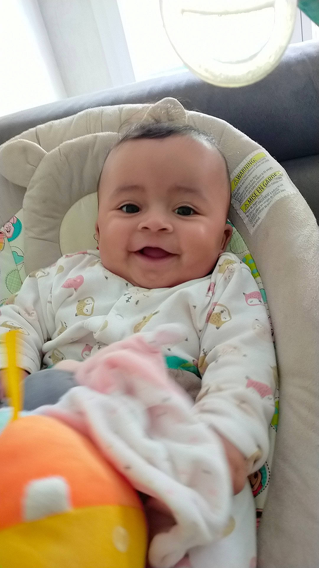 Mylianna participe au concours pour gagner de l'argent avec cette photo : baby, baby_products, baby_safety, baby_toddler_clothing, cheek, child, comfort, facial_expression, finger, fun, happy, linens, mouth, nose, person, product, sitting, skin, sleeve, smile