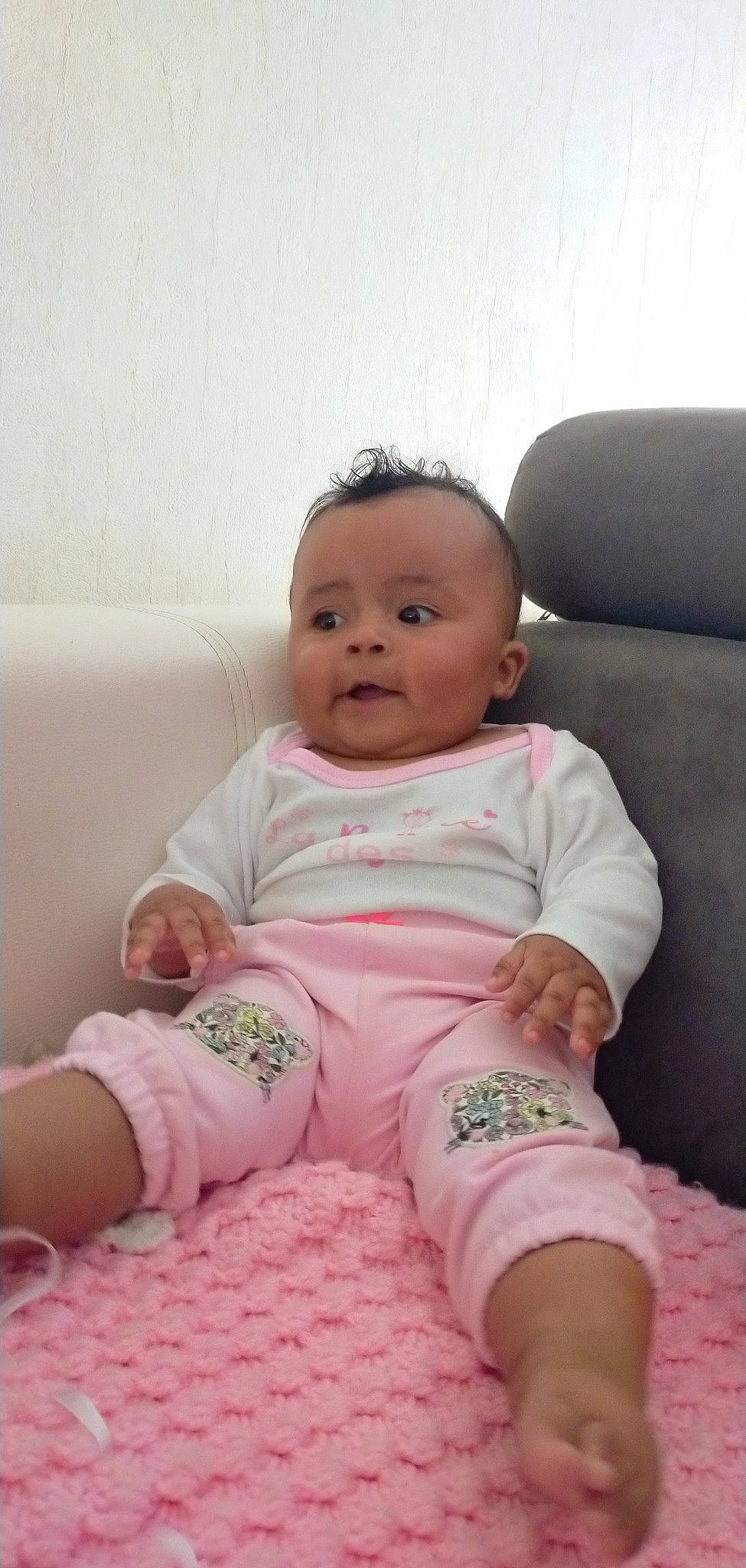 Mylianna a rejoint le concours — aidez-le/la à gagner de superbes lots ! baby, baby_toddler_clothing, cheek, child, comfort, finger, foot, happy, human_leg, joint, knee, person, pink, sitting, skin, sleeve, smile, sock, thigh, toddler