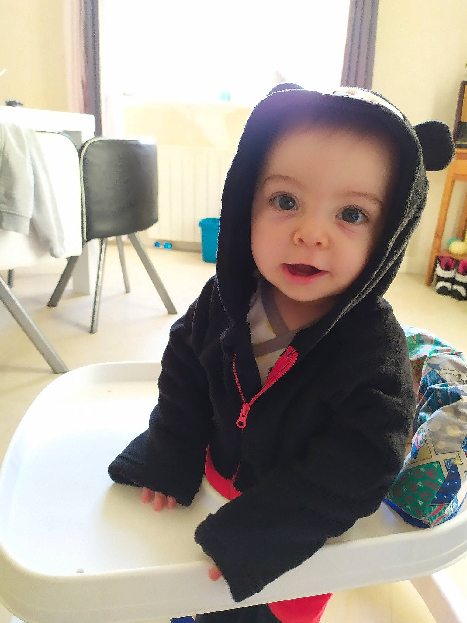 Jordan participe au concours pour gagner de l'argent avec cette photo : baby, beauty, black_hair, chair, cheek, child, neck, nose, outerwear, person, play, sitting, skin, smile, technology, toddler