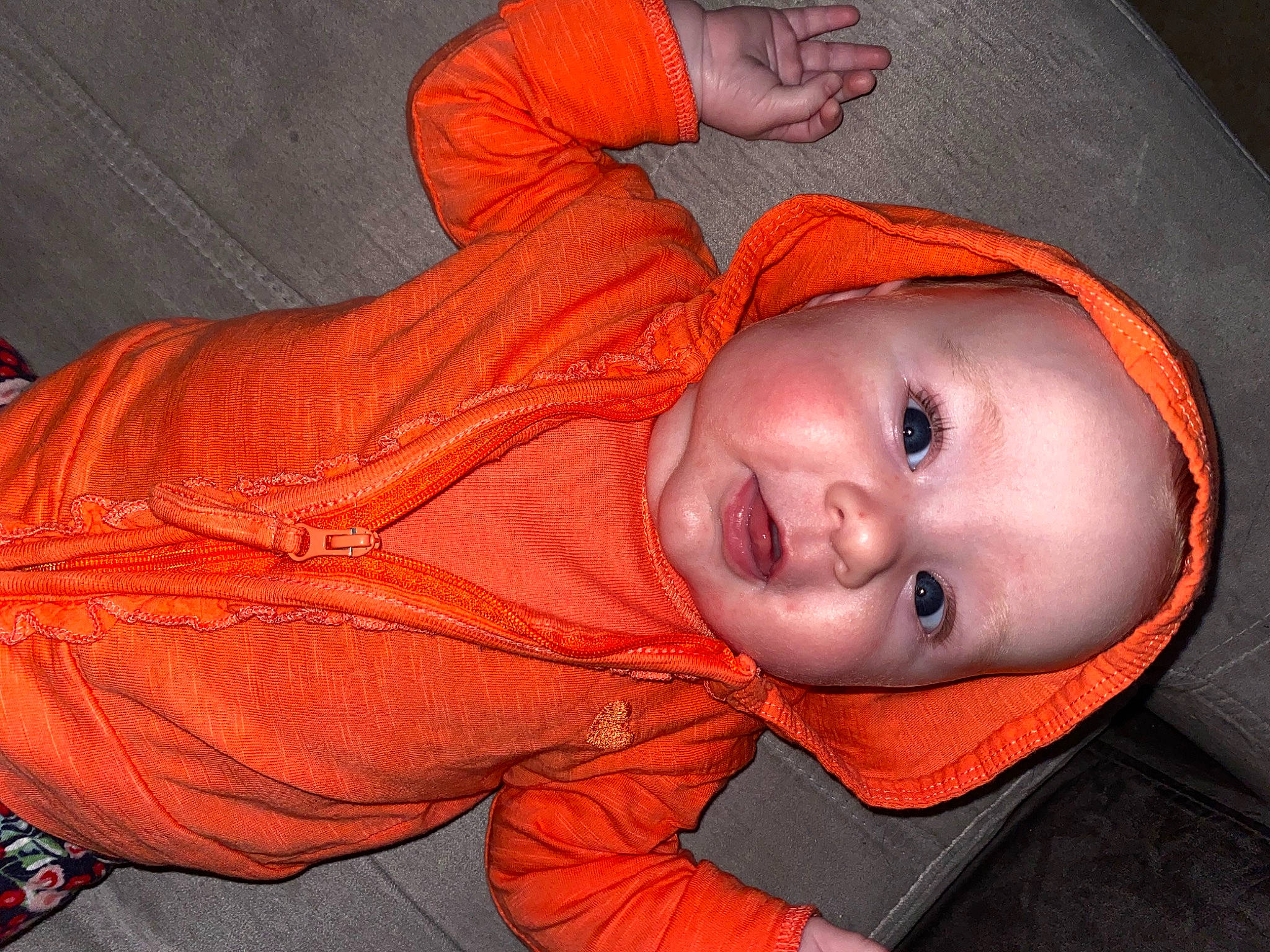 Marion participe au concours pour gagner de l'argent avec cette photo : baby, cheek, chin, comfort, eye, eyebrow, facial_expression, head, headgear, headwear, human_body, iris, lip, mammal, mouth, nose, orange, outerwear, person, skin