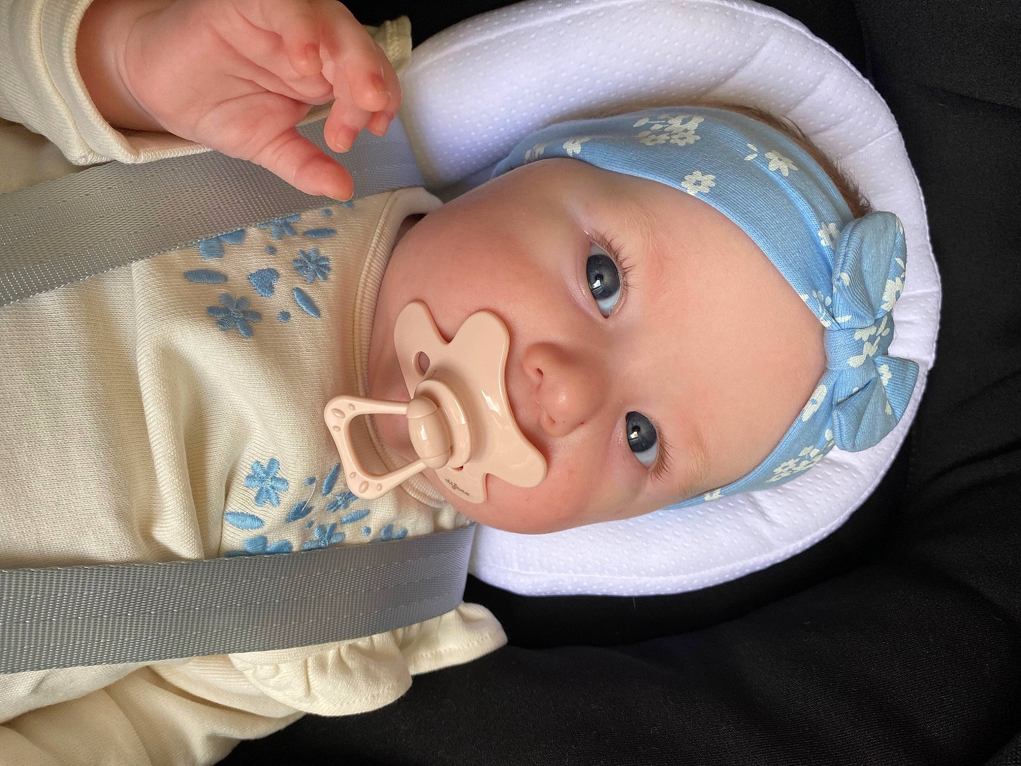 Marion participe au concours pour gagner de l'argent avec cette photo : baby, baby_products, baby_toddler_clothing, cheek, chest, child, eye, eyelash, finger, hand, hat, headgear, headwear, human_body, lip, mouth, nose, person, skin, smile