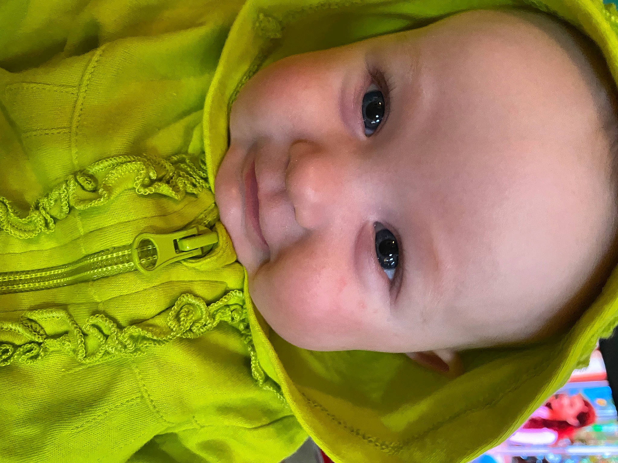 Marion participe au concours pour gagner de l'argent avec cette photo : baby, blurred, cheek, chin, eye, eyebrow, eyelash, face, facial_expression, forehead, green, happy, head, iris, lip, mouth, nose, person, plant, skin