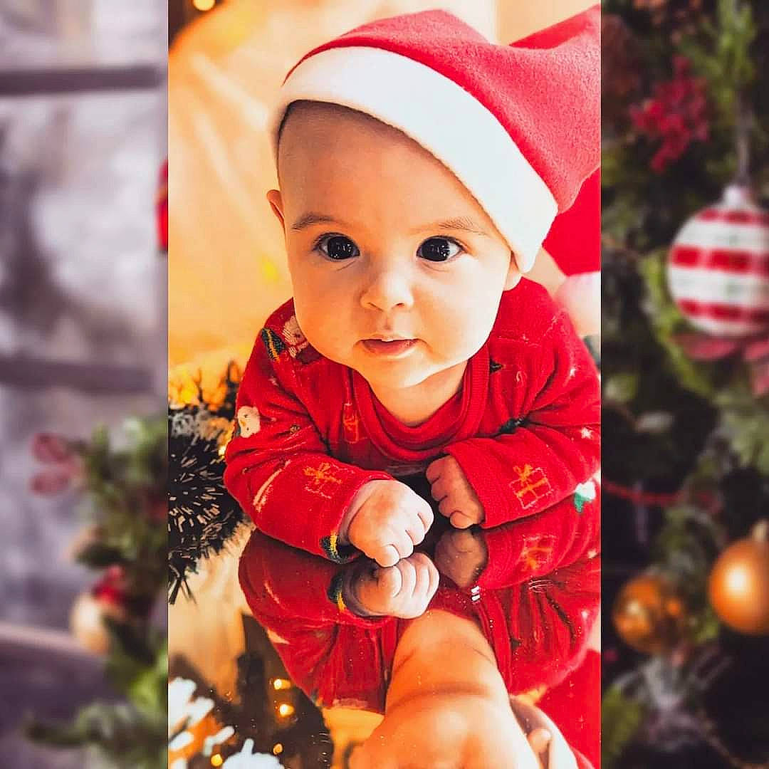Lexie participe au concours pour gagner de l'argent avec cette photo : baby, baby_toddler_clothing, beauty, cap, child, christmas, christmas_decoration, christmas_ornament, clothing, facial_expression, fun, happy, headwear, holiday, human_body, outerwear, people_in_nature, person, sleeve, smile
