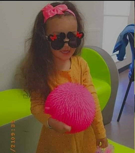 Djamina participe au concours pour gagner de l'argent avec cette photo : ball, cap, child, eyewear, finger, fun, goggles, hairstyle, happy, headgear, leisure, magenta, party_supply, person, pink, smile, sunglasses, textile, thigh, toy